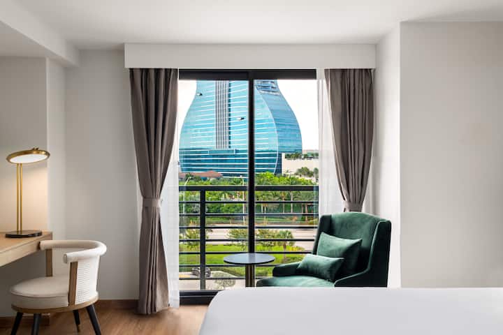 Guest room at the Dolce by Wyndham Hollywood in Hollywood, Florida