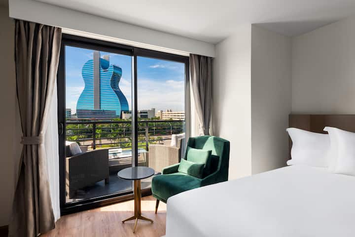 Guest room at the Dolce by Wyndham Hollywood in Hollywood, Florida