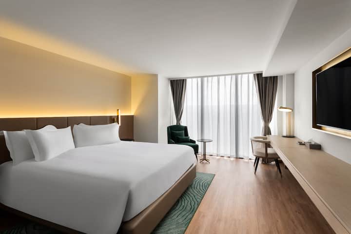 Guest room at the Dolce by Wyndham Hollywood in Hollywood, Florida