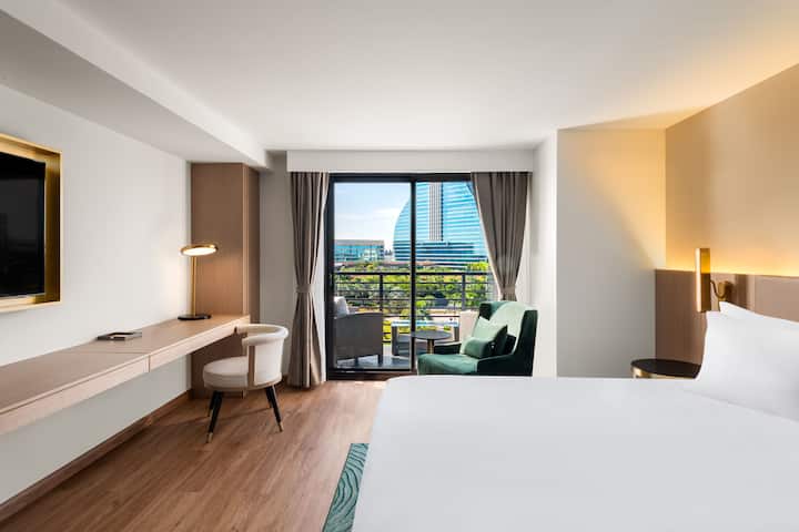 Guest room at the Dolce by Wyndham Hollywood in Hollywood, Florida