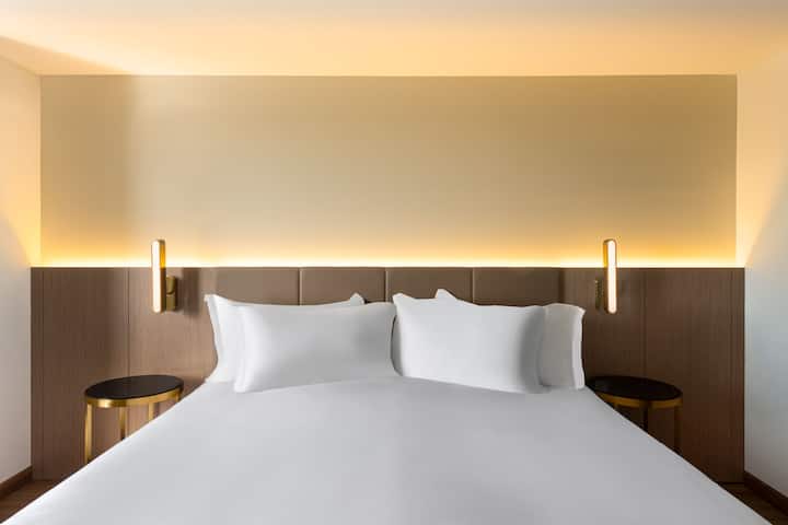 Guest room at the Dolce by Wyndham Hollywood in Hollywood, Florida