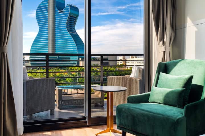 Guest room at the Dolce by Wyndham Hollywood in Hollywood, Florida