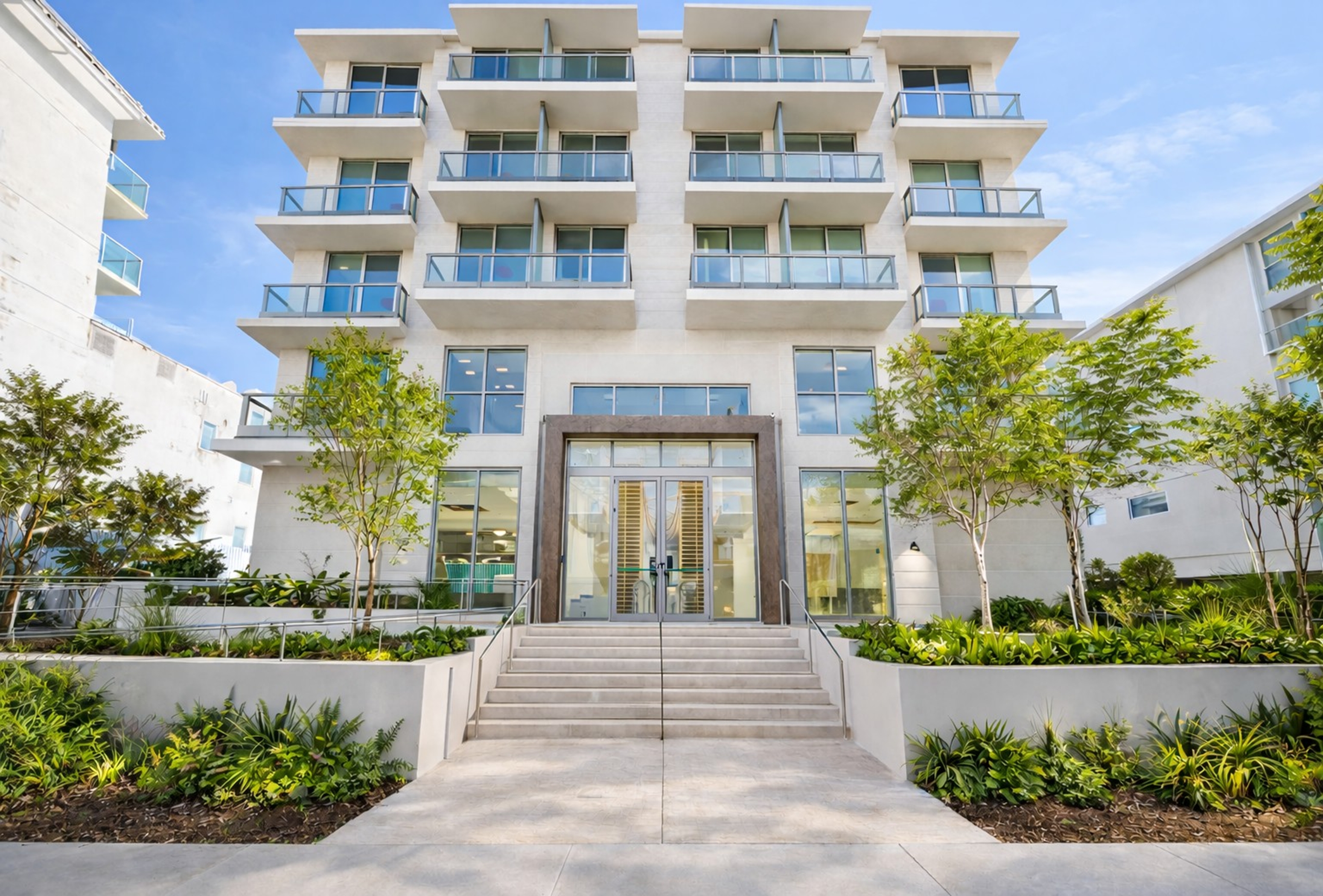 Exterior Day Image of Dolce by Wyndham Miami Beach hotel in Miami Beach, Florida