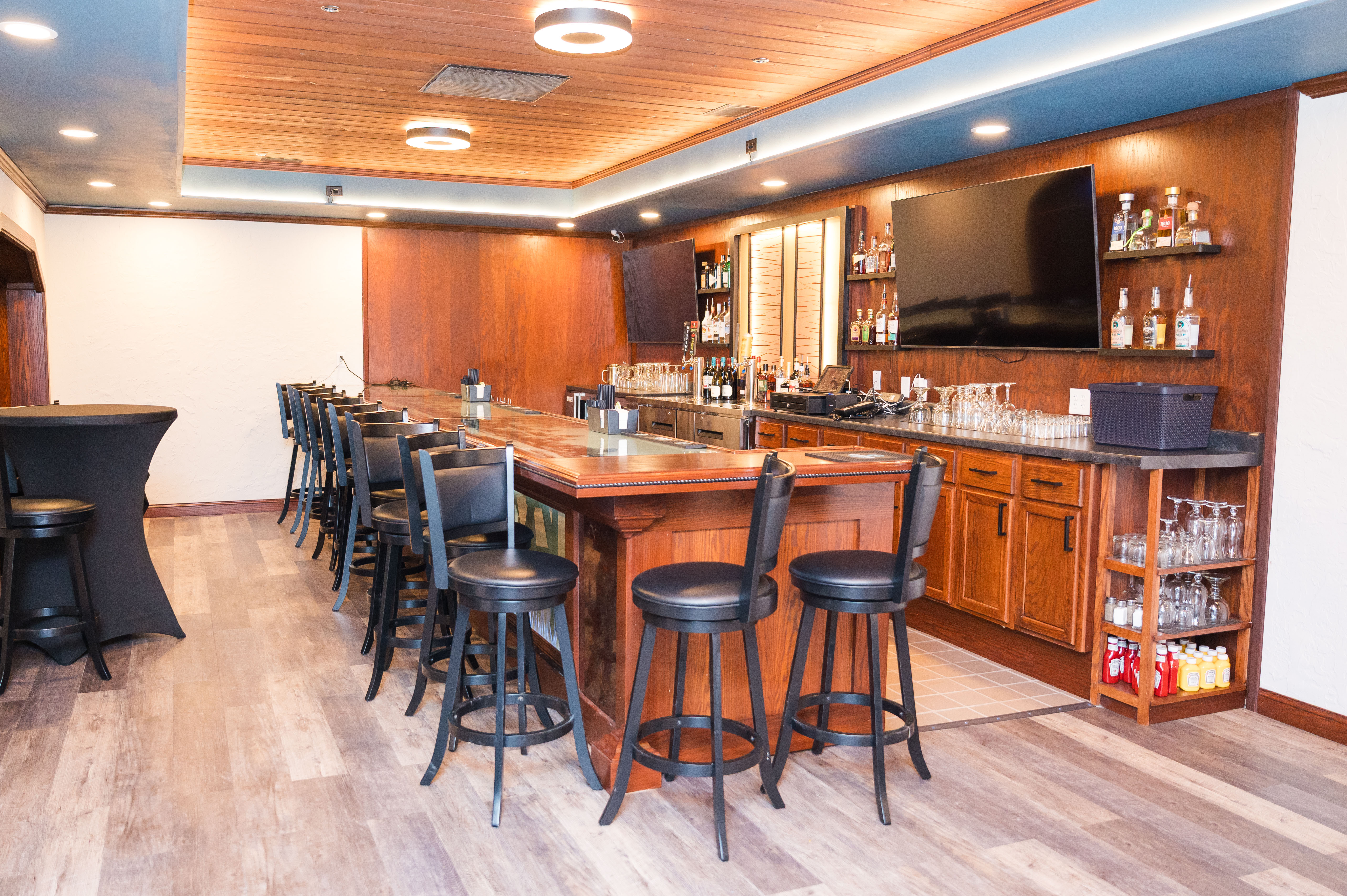 Bar at Chateau Hotel and Conference Center in Bloomington, Illinois