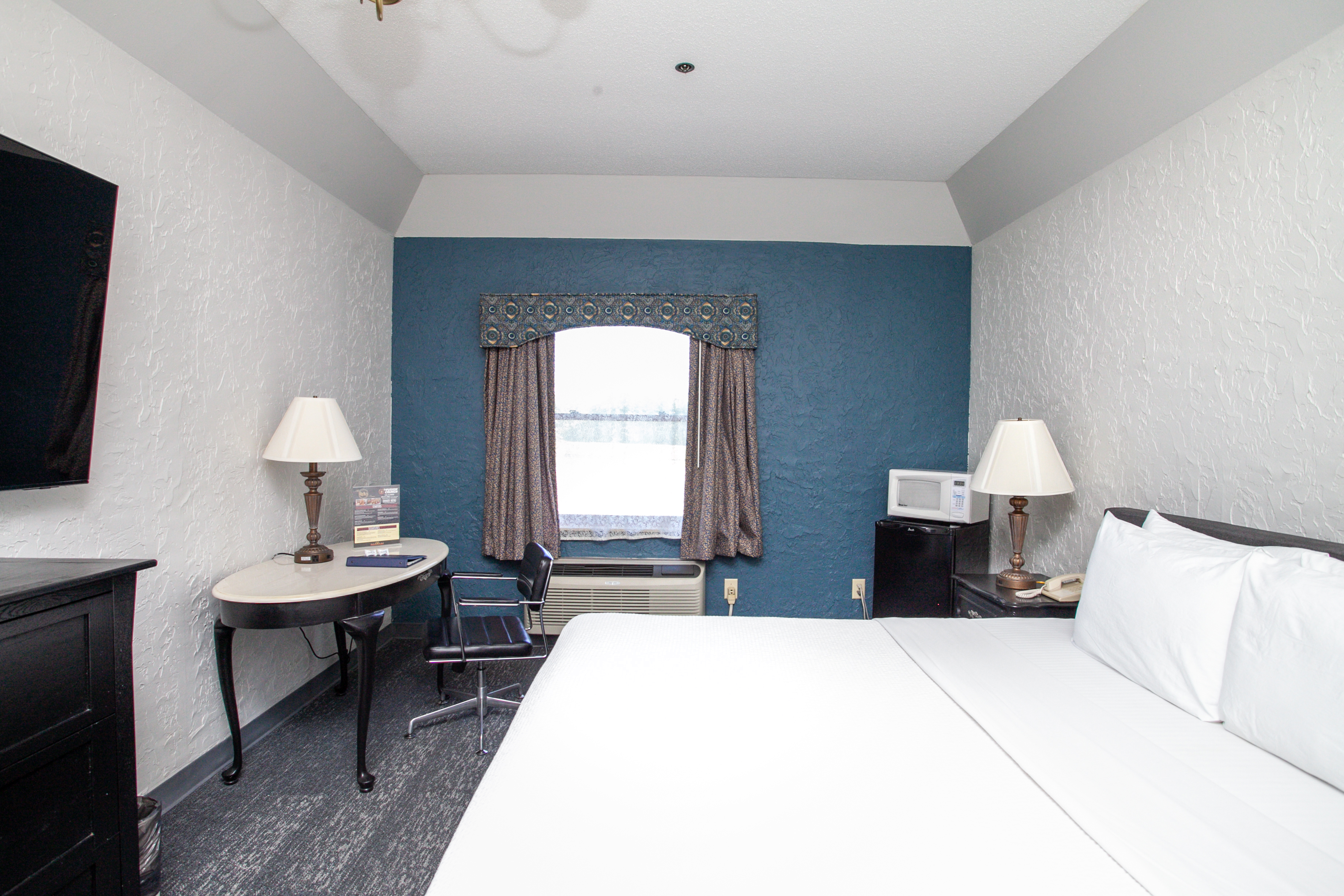Guest room at the Chateau Hotel and Conference Center in Bloomington, Illinois
