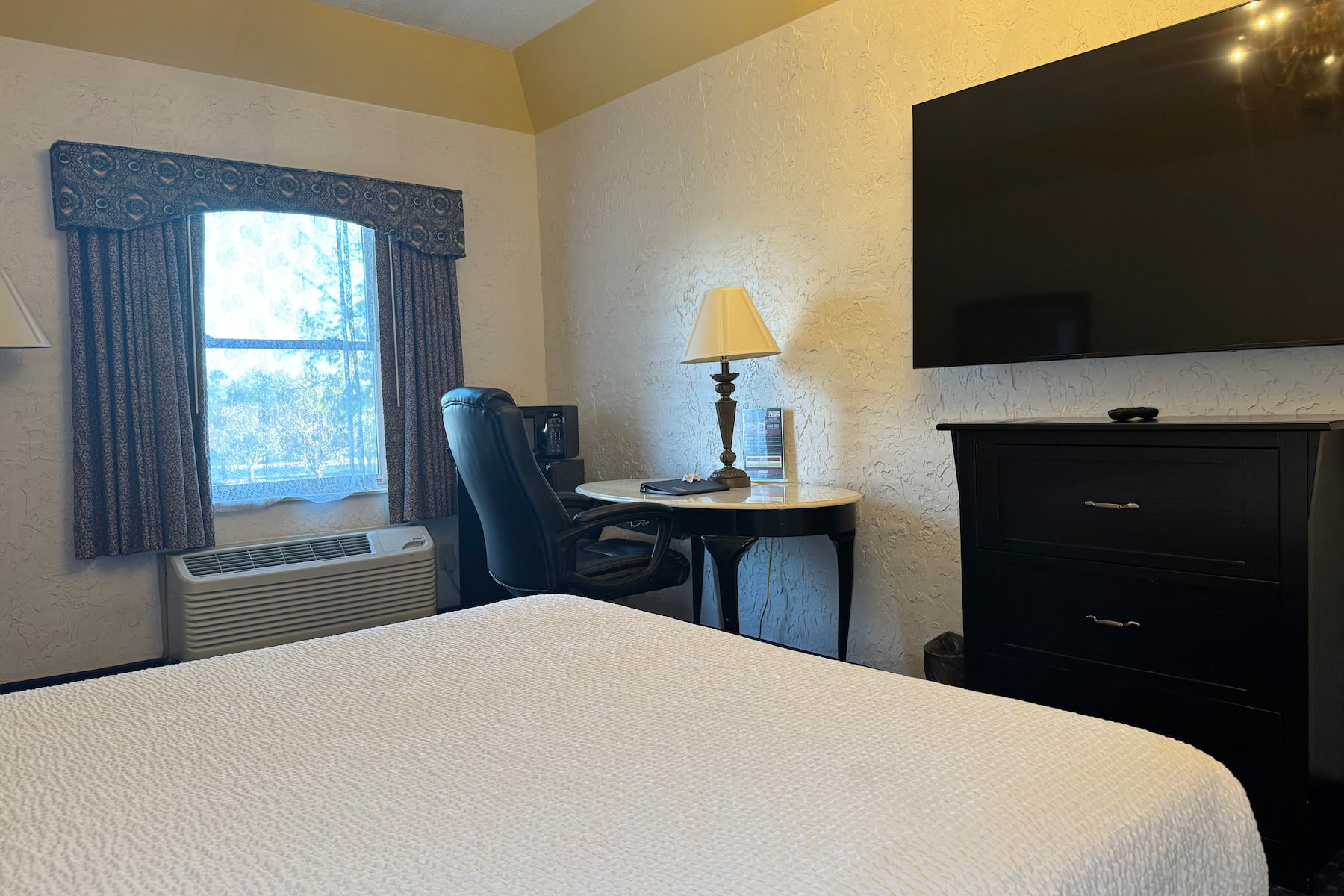 Guest room at the Chateau Hotel and Conference Center in Bloomington, Illinois