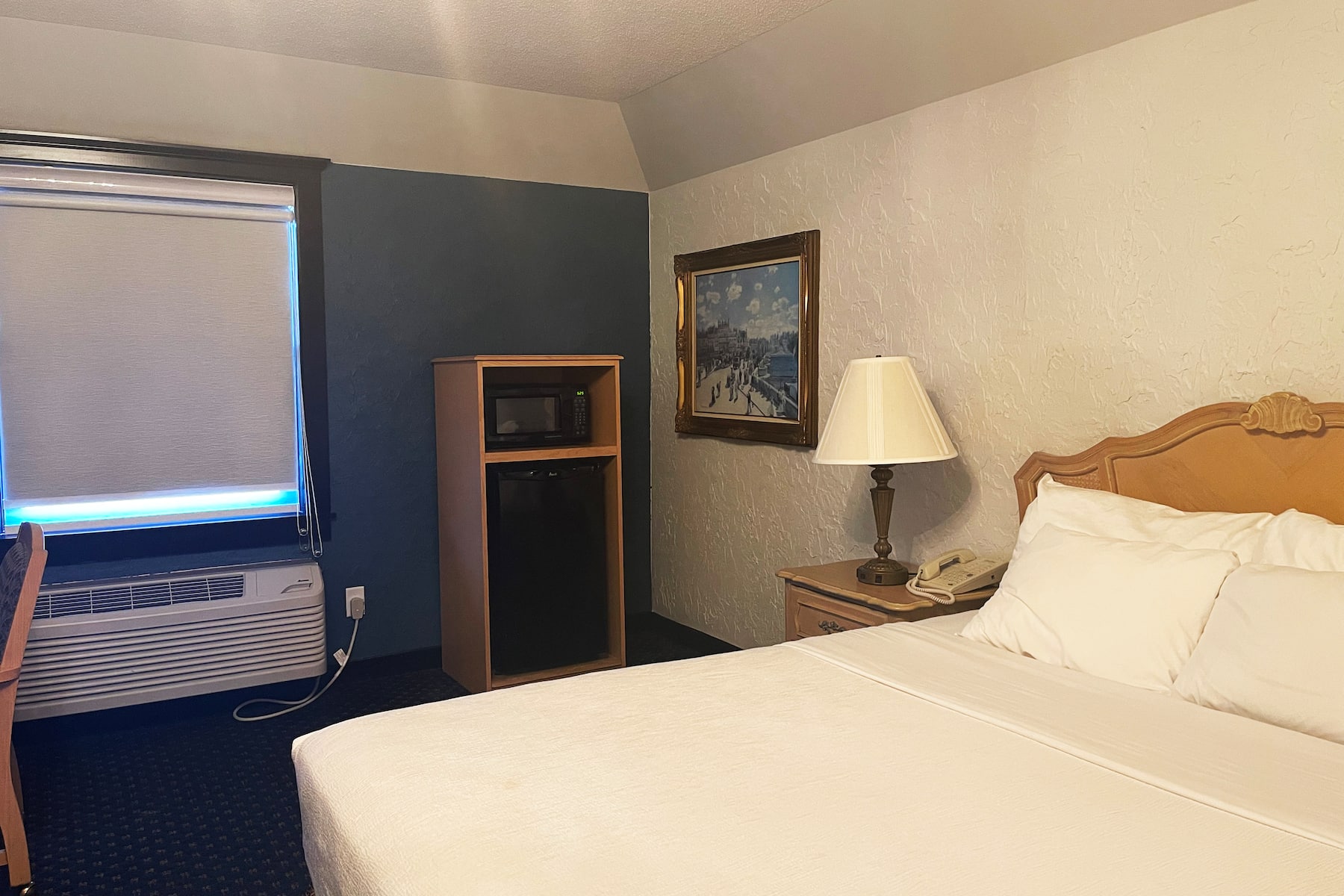 Guest room at the Chateau Hotel and Conference Center in Bloomington, Illinois
