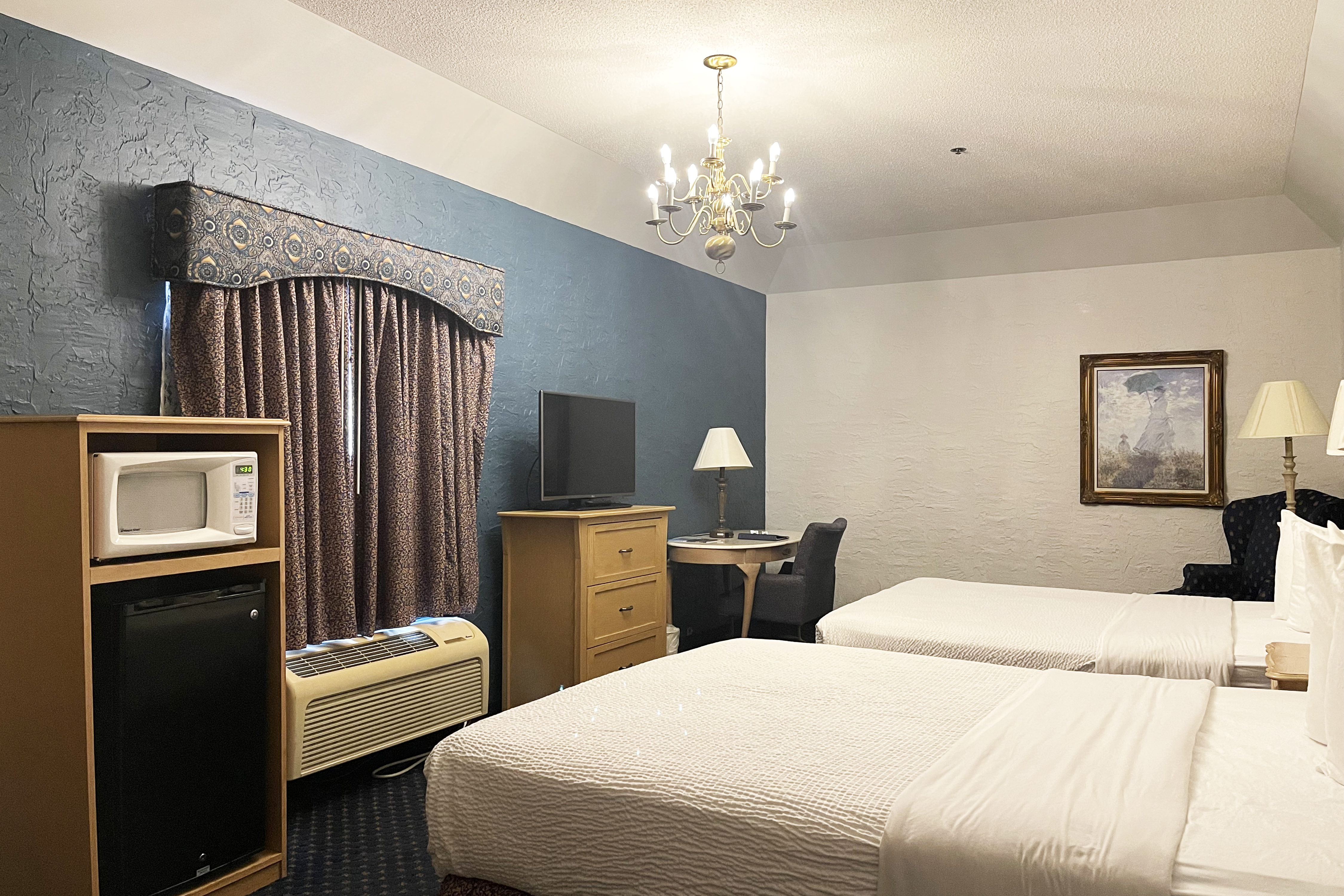 Guest room at the Chateau Hotel and Conference Center in Bloomington, Illinois