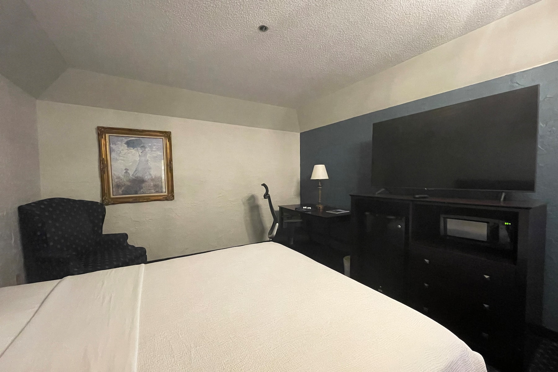 Guest room at the Chateau Hotel and Conference Center in Bloomington, Illinois