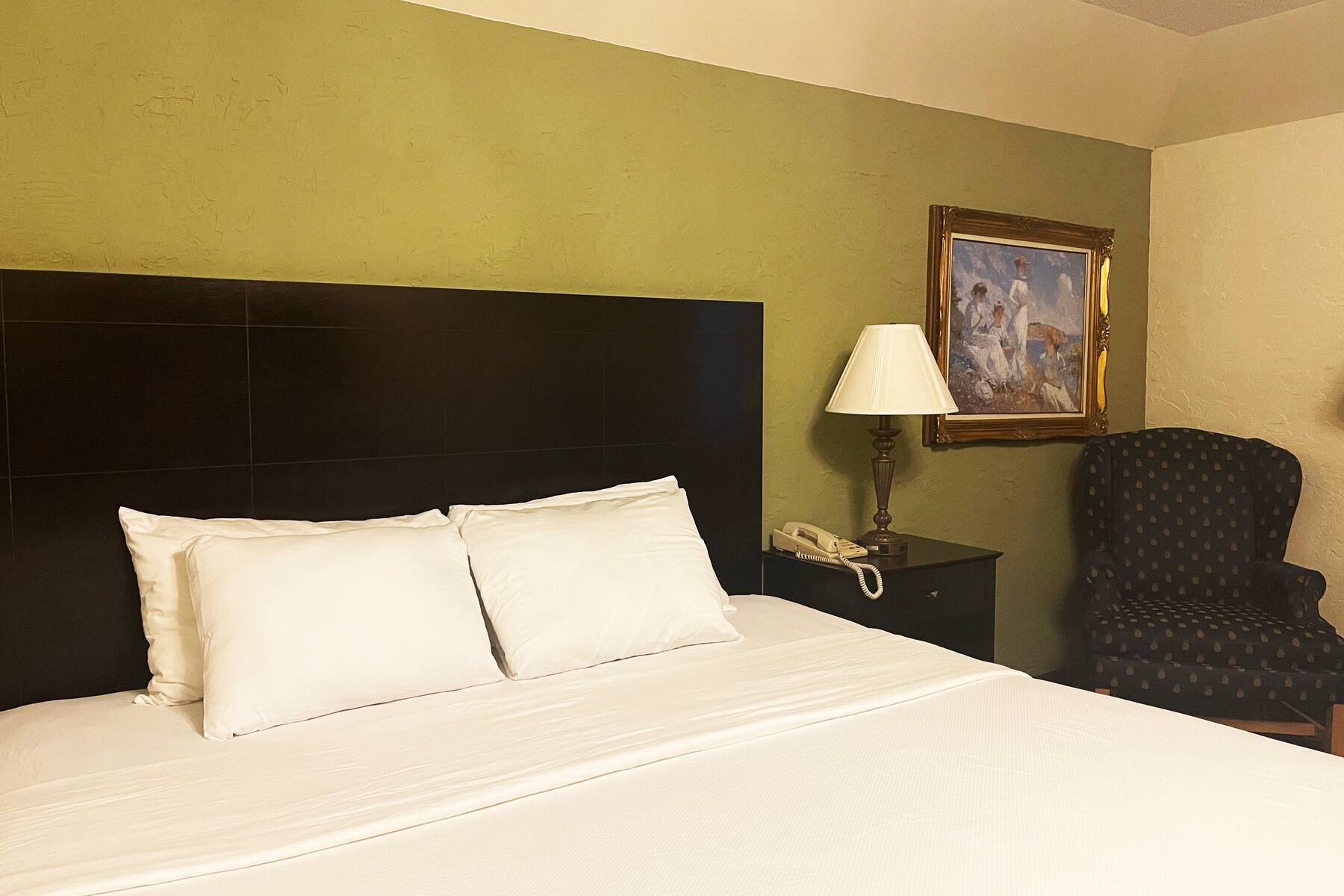 Guest room at the Chateau Hotel and Conference Center in Bloomington, Illinois