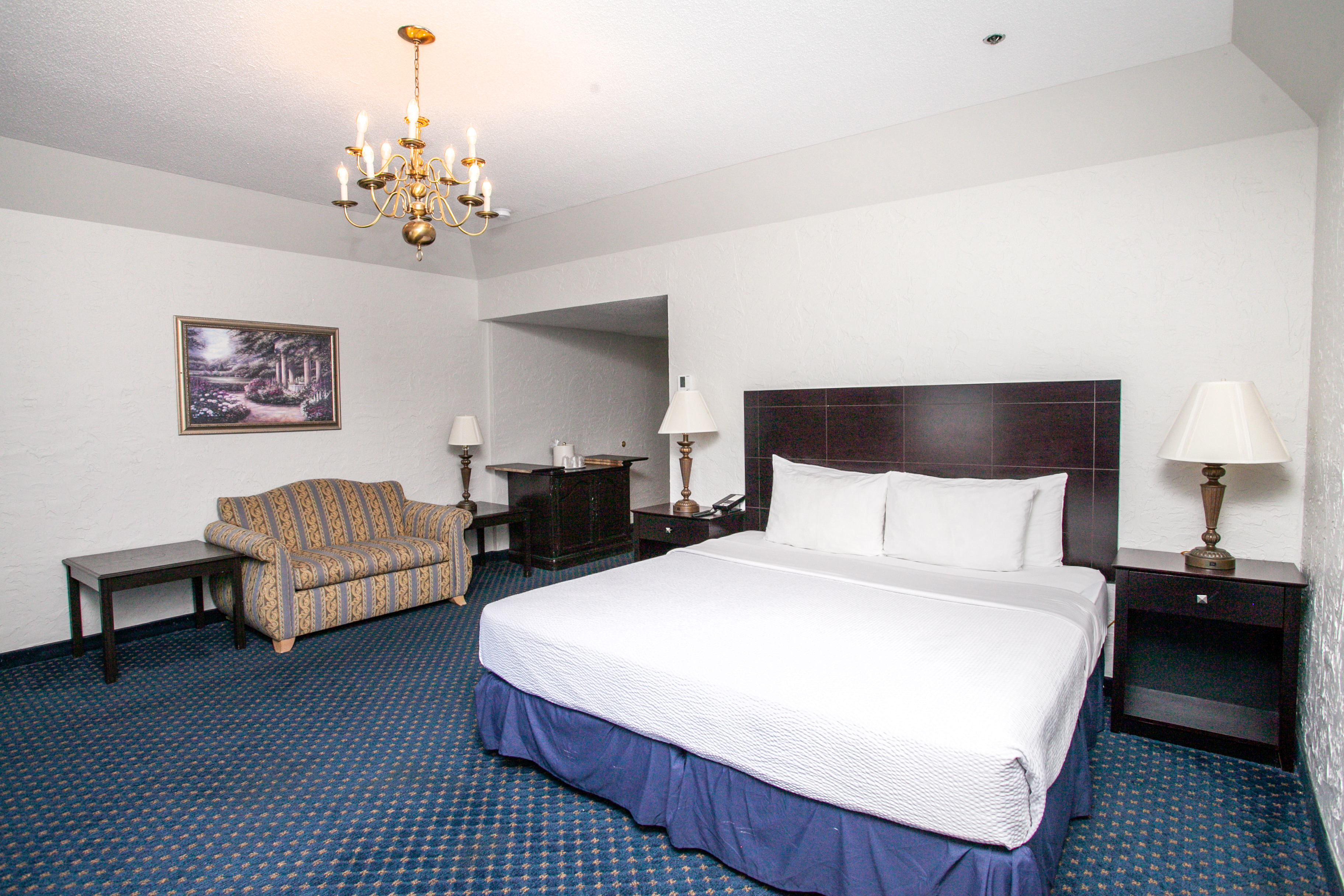 Chateau Hotel and Conference Center suite in Bloomington, Illinois