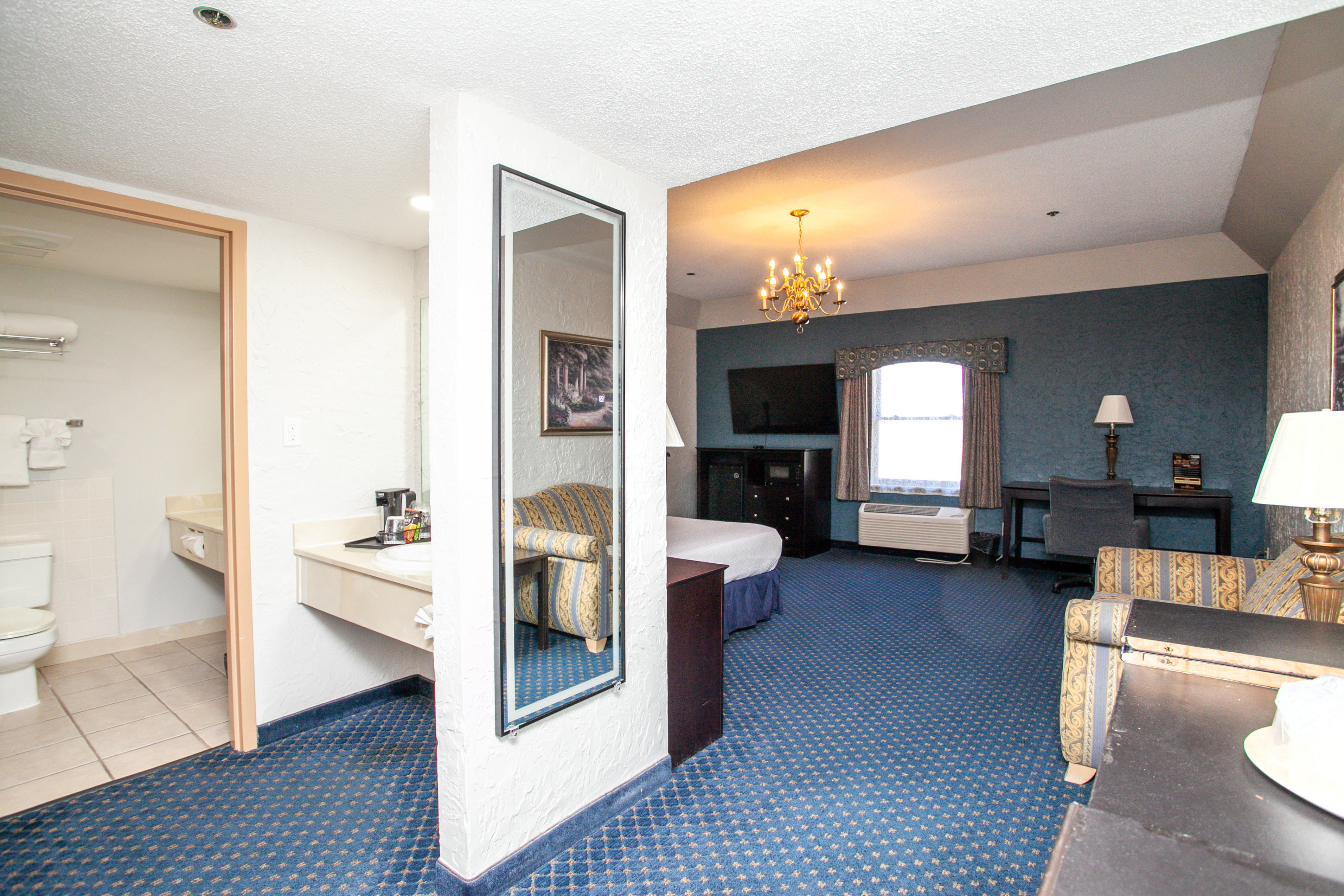 Chateau Hotel and Conference Center suite in Bloomington, Illinois