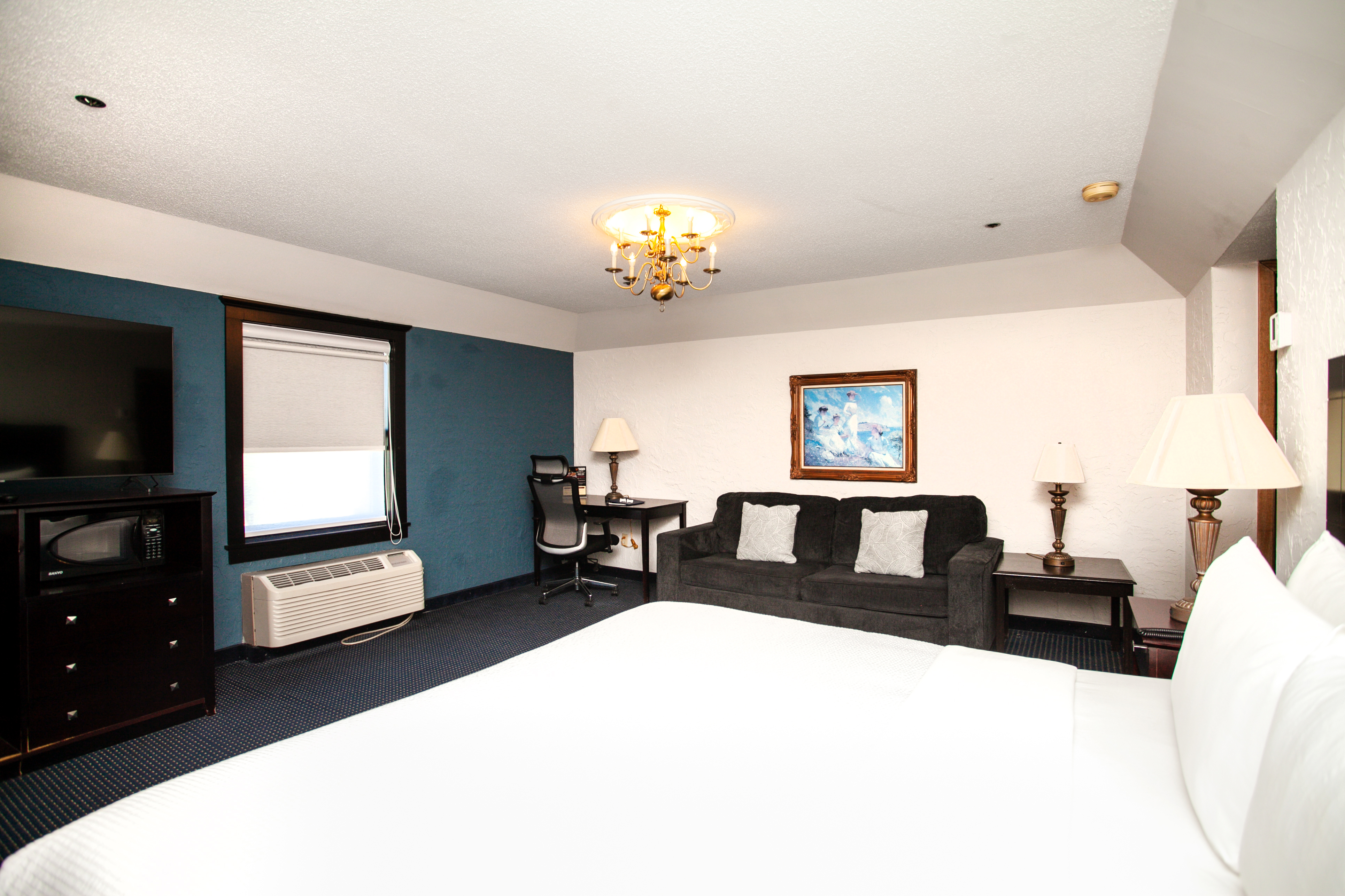 Chateau Hotel and Conference Center suite in Bloomington, Illinois