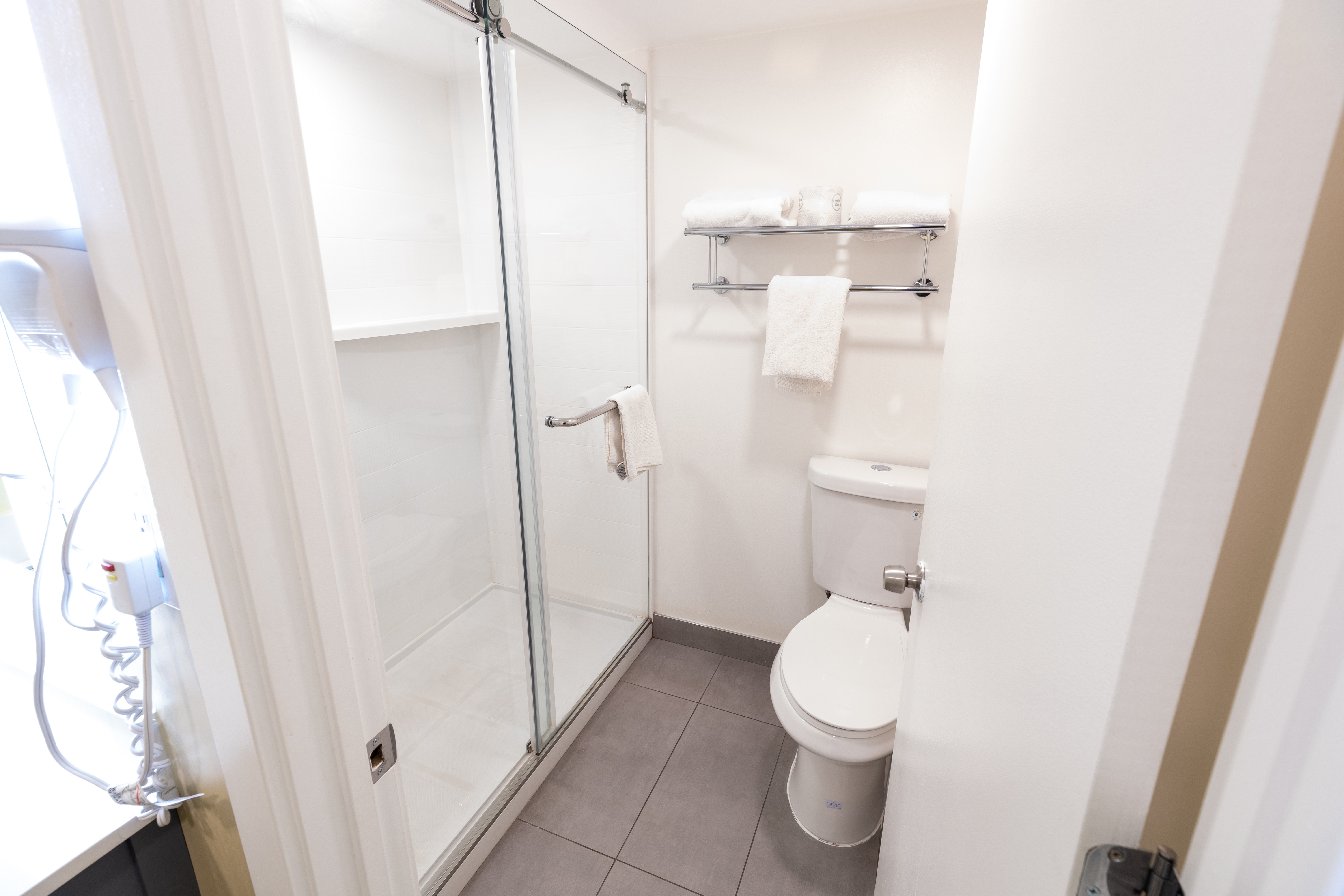 Guest room bath at the Kings House Motor Hotel, a Dazzler Select by Wyndham in Flagstaff, Arizona