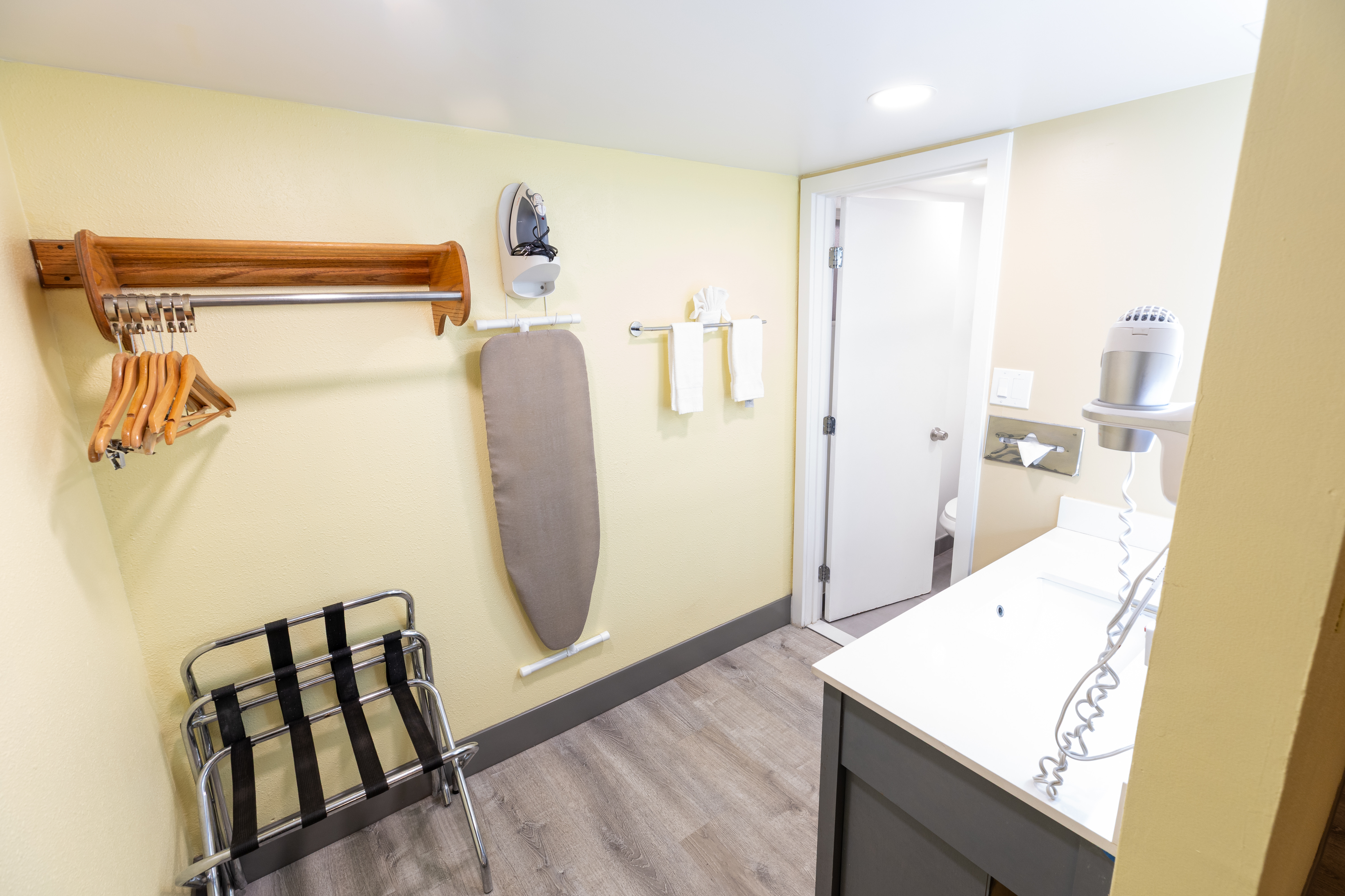 Guest room bath at the Kings House Motor Hotel, a Dazzler Select by Wyndham in Flagstaff, Arizona