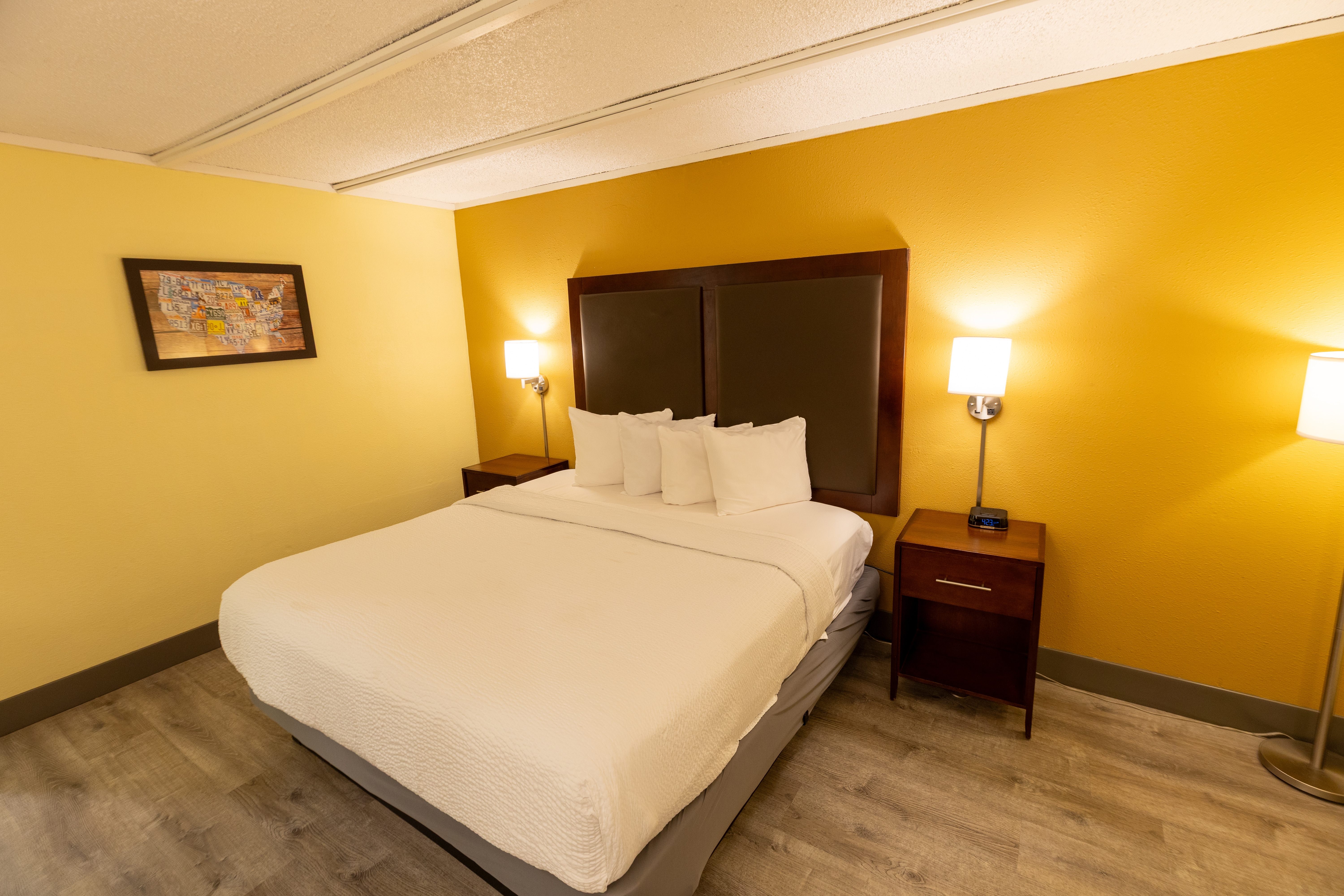 Guest room at the Kings House Motor Hotel, a Dazzler Select by Wyndham in Flagstaff, Arizona