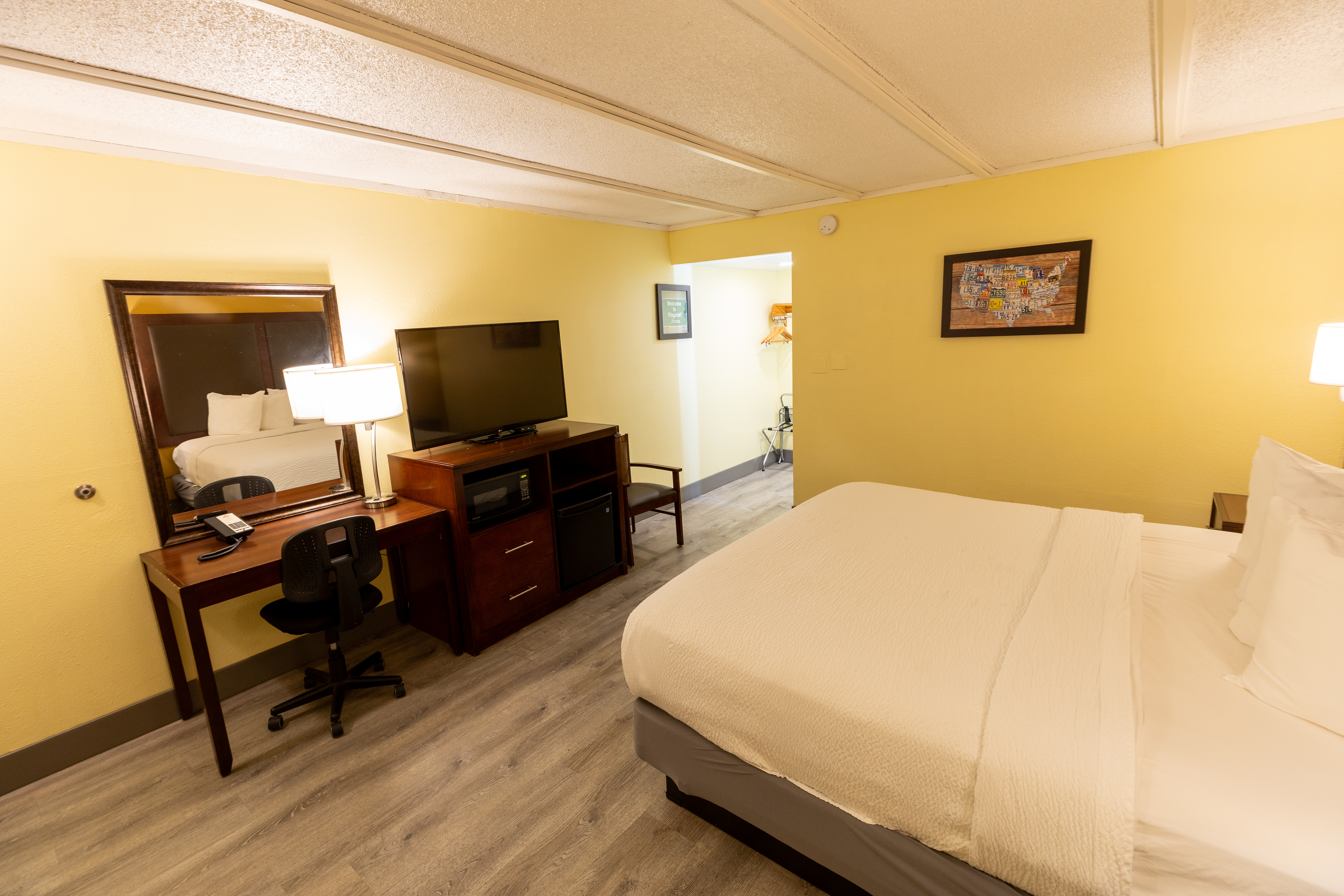 Guest room at the Kings House Motor Hotel, a Dazzler Select by Wyndham in Flagstaff, Arizona