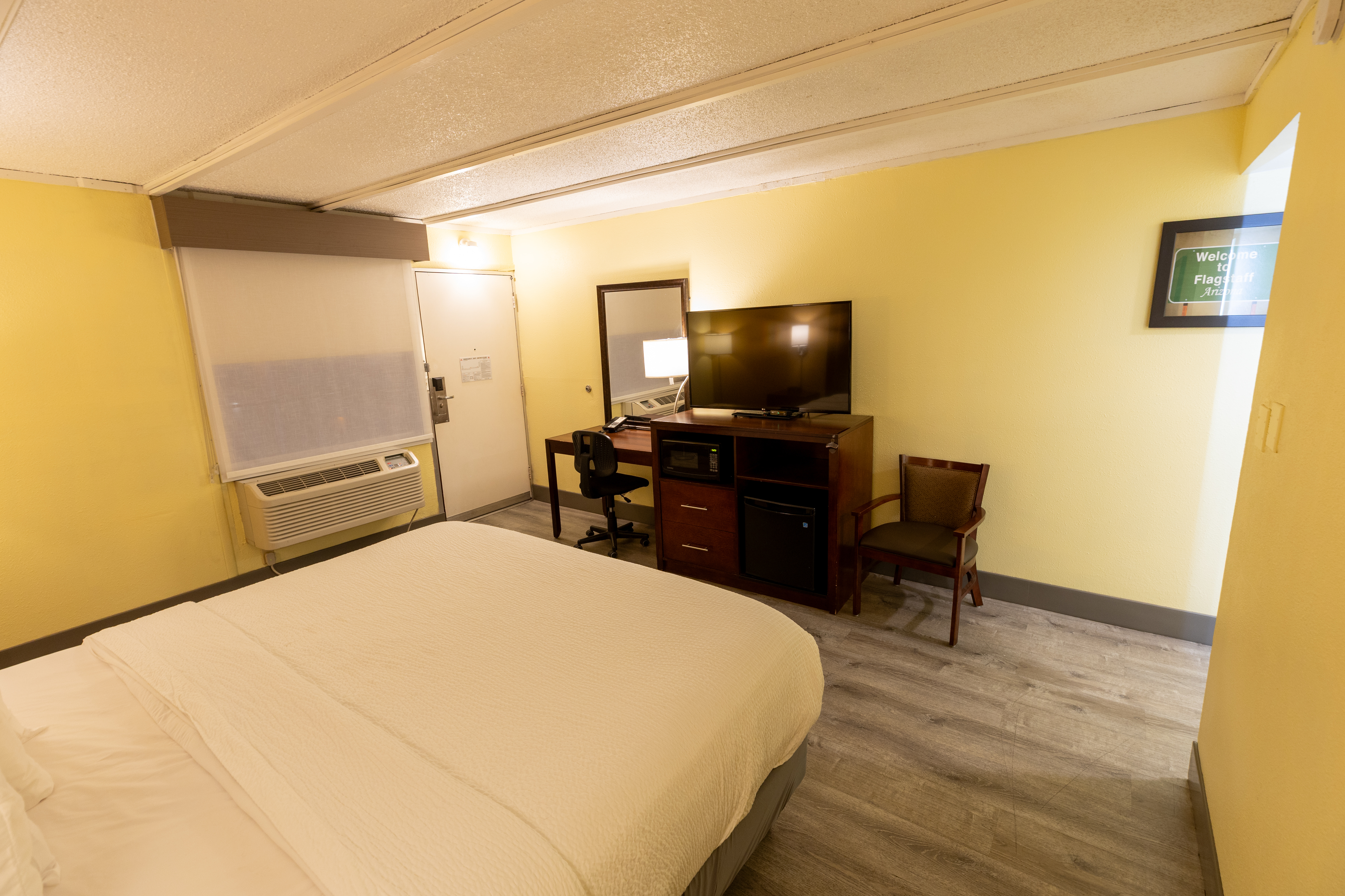 Guest room at the Kings House Motor Hotel, a Dazzler Select by Wyndham in Flagstaff, Arizona