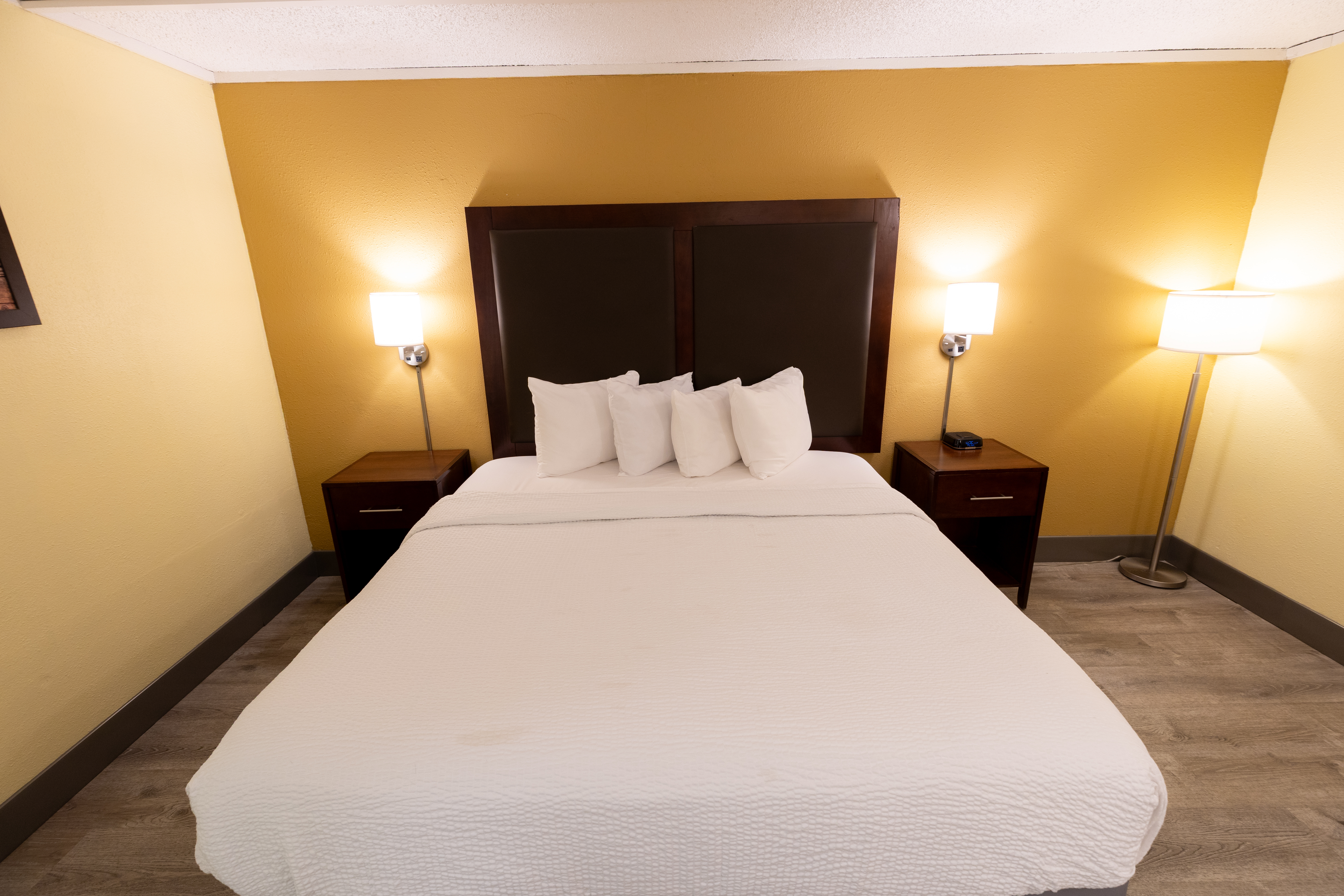 Guest room at the Kings House Motor Hotel, a Dazzler Select by Wyndham in Flagstaff, Arizona