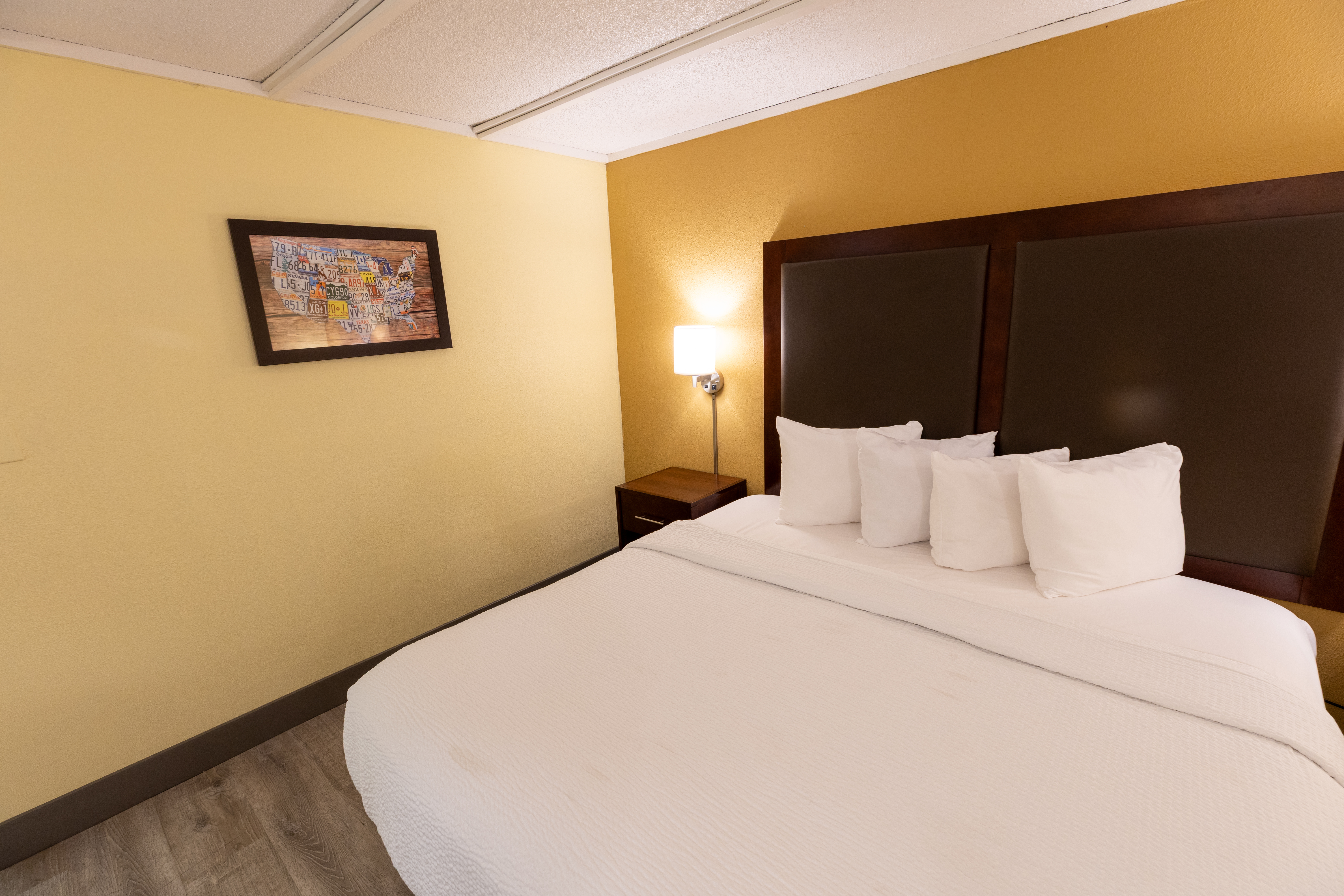 Guest room at the Kings House Motor Hotel, a Dazzler Select by Wyndham in Flagstaff, Arizona