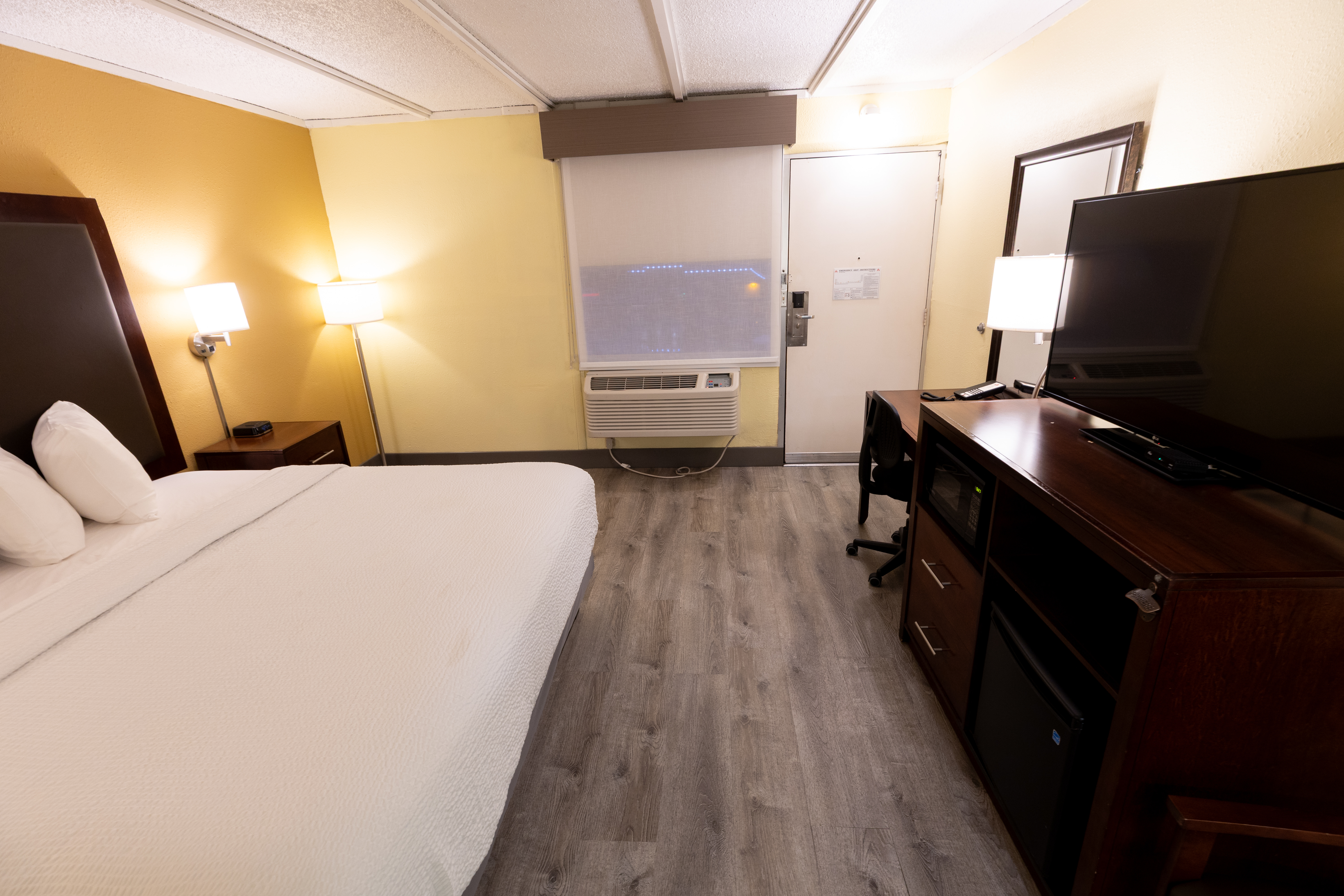 Guest room at the Kings House Motor Hotel, a Dazzler Select by Wyndham in Flagstaff, Arizona