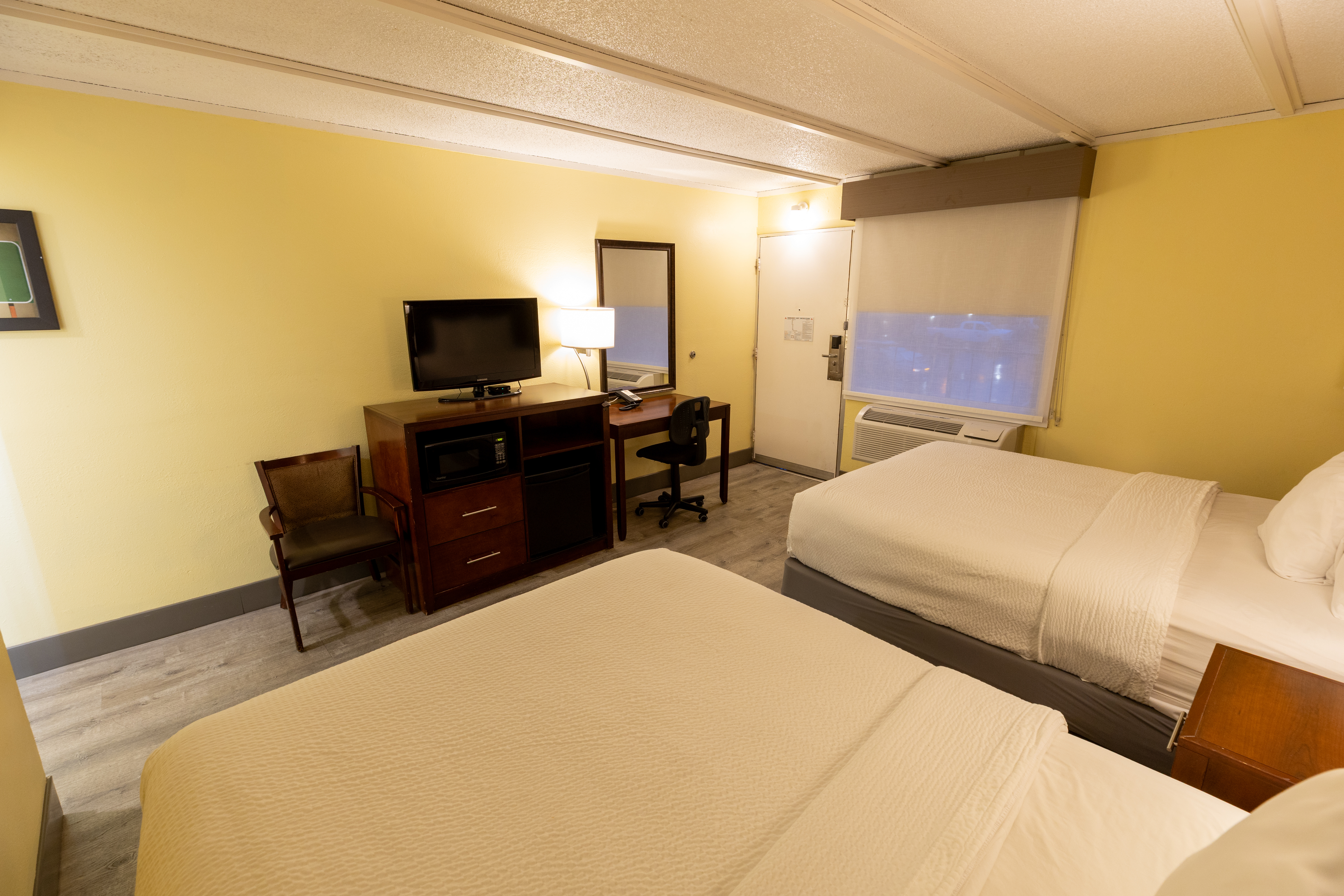 Guest room at the Kings House Motor Hotel, a Dazzler Select by Wyndham in Flagstaff, Arizona