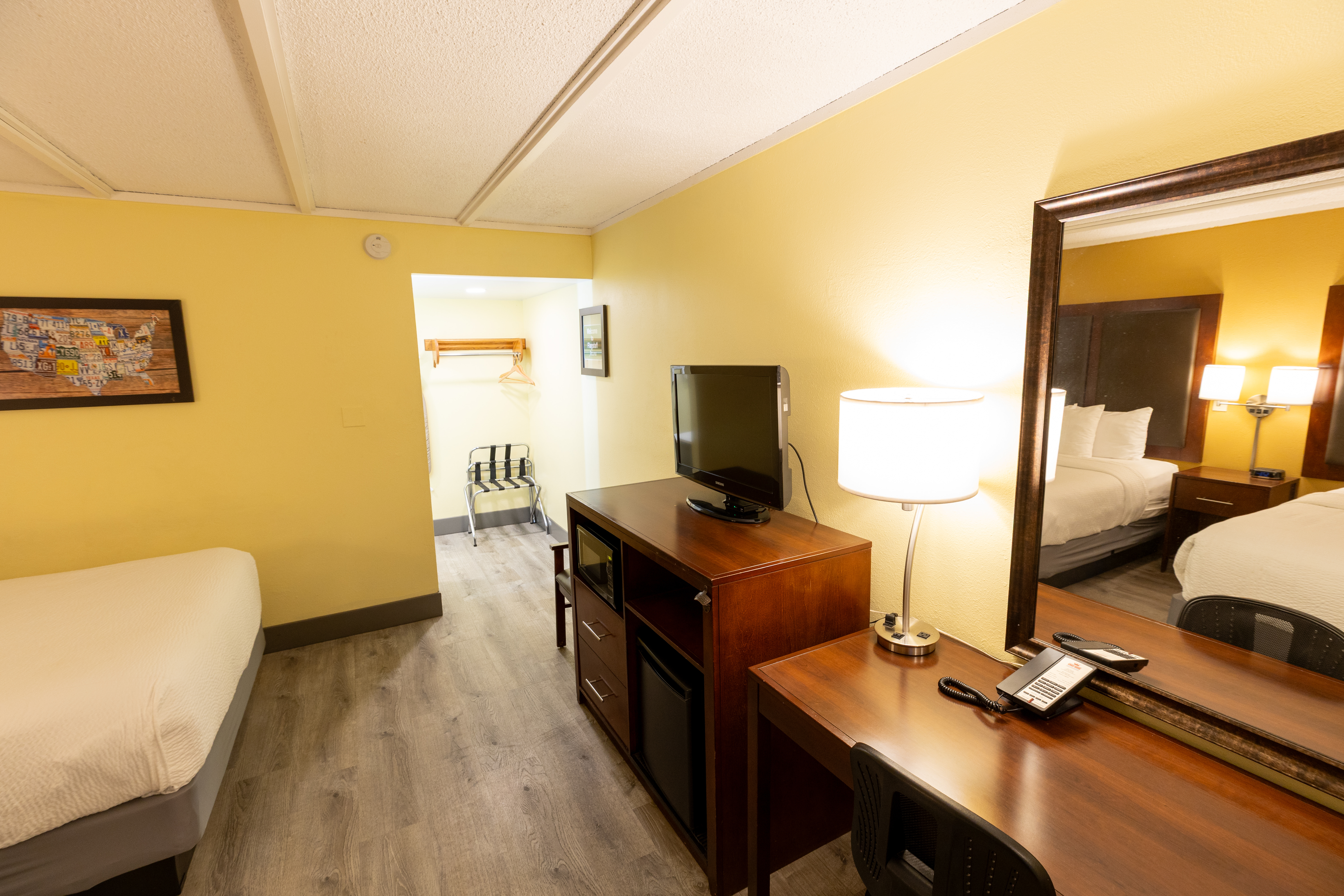 Guest room at the Kings House Motor Hotel, a Dazzler Select by Wyndham in Flagstaff, Arizona