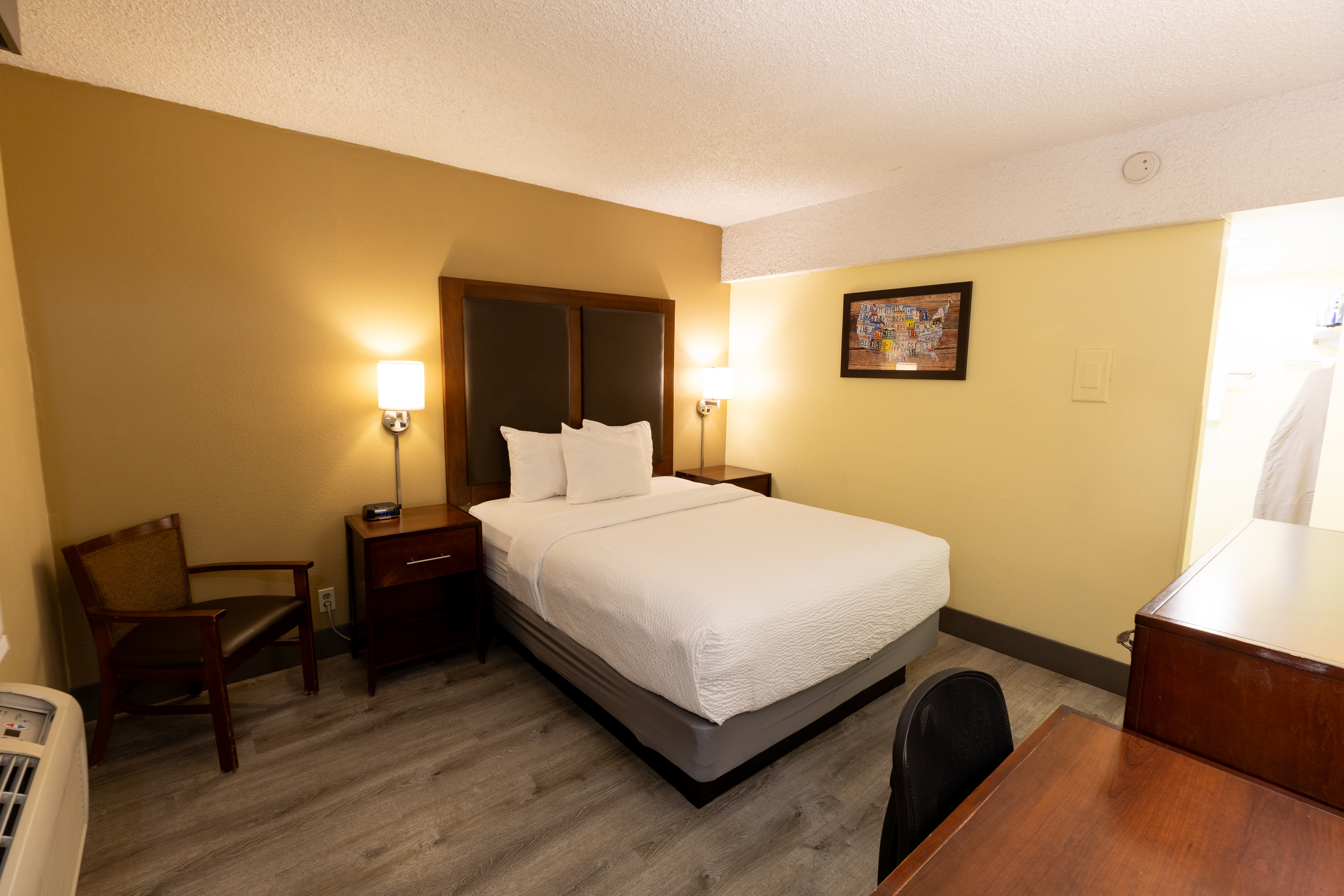 Guest room at the Kings House Motor Hotel, a Dazzler Select by Wyndham in Flagstaff, Arizona