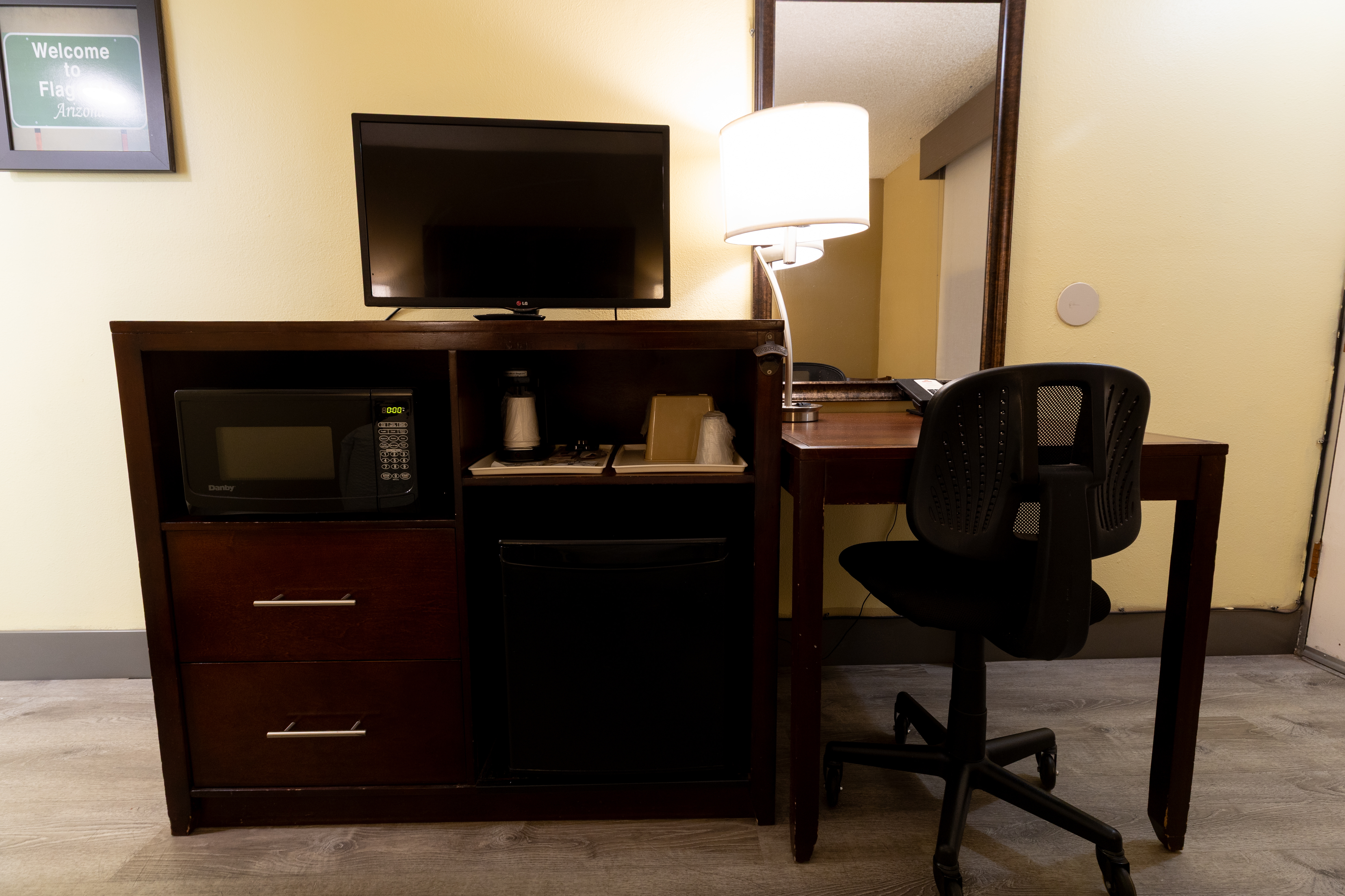 Guest room at the Kings House Motor Hotel, a Dazzler Select by Wyndham in Flagstaff, Arizona