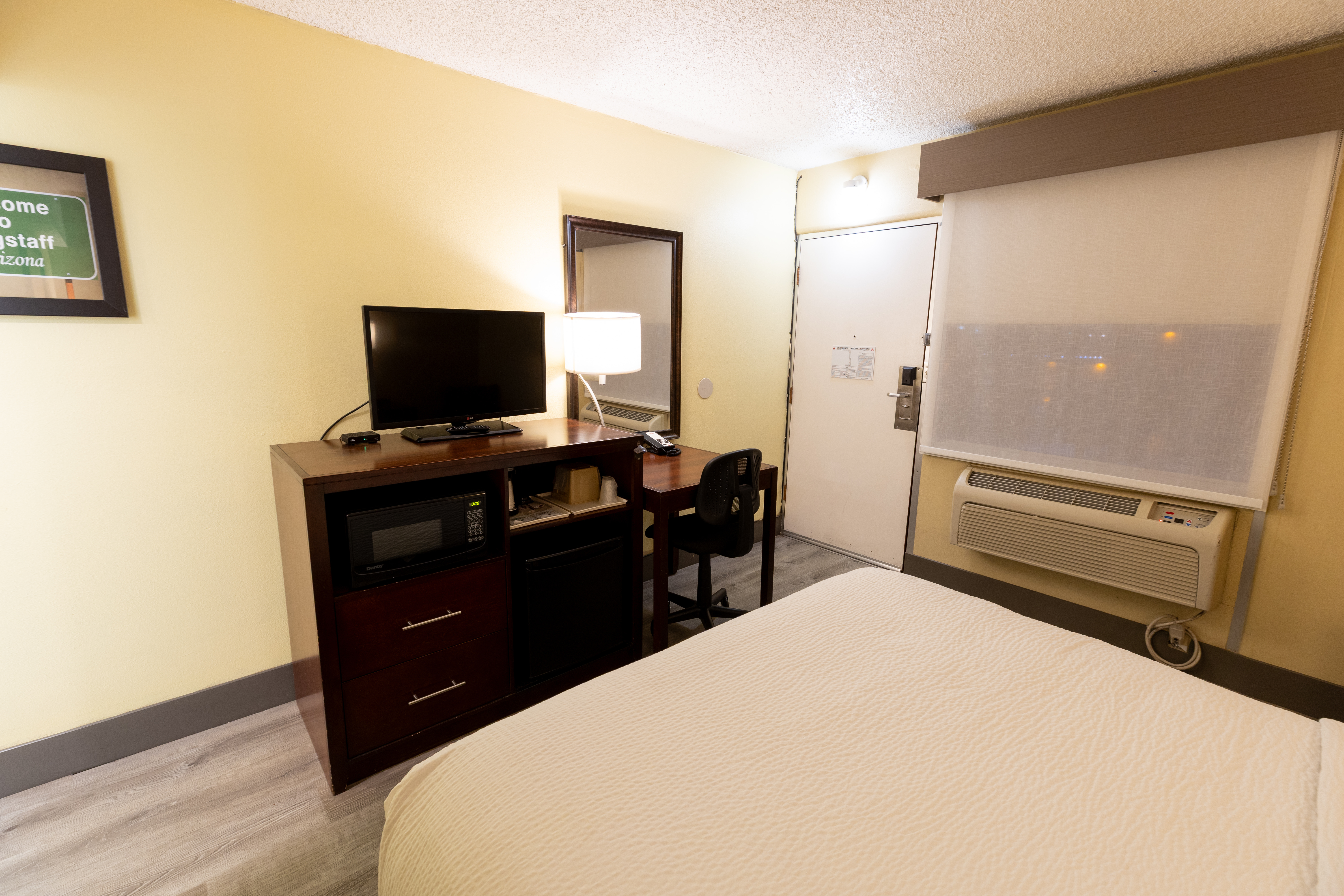 Guest room at the Kings House Motor Hotel, a Dazzler Select by Wyndham in Flagstaff, Arizona