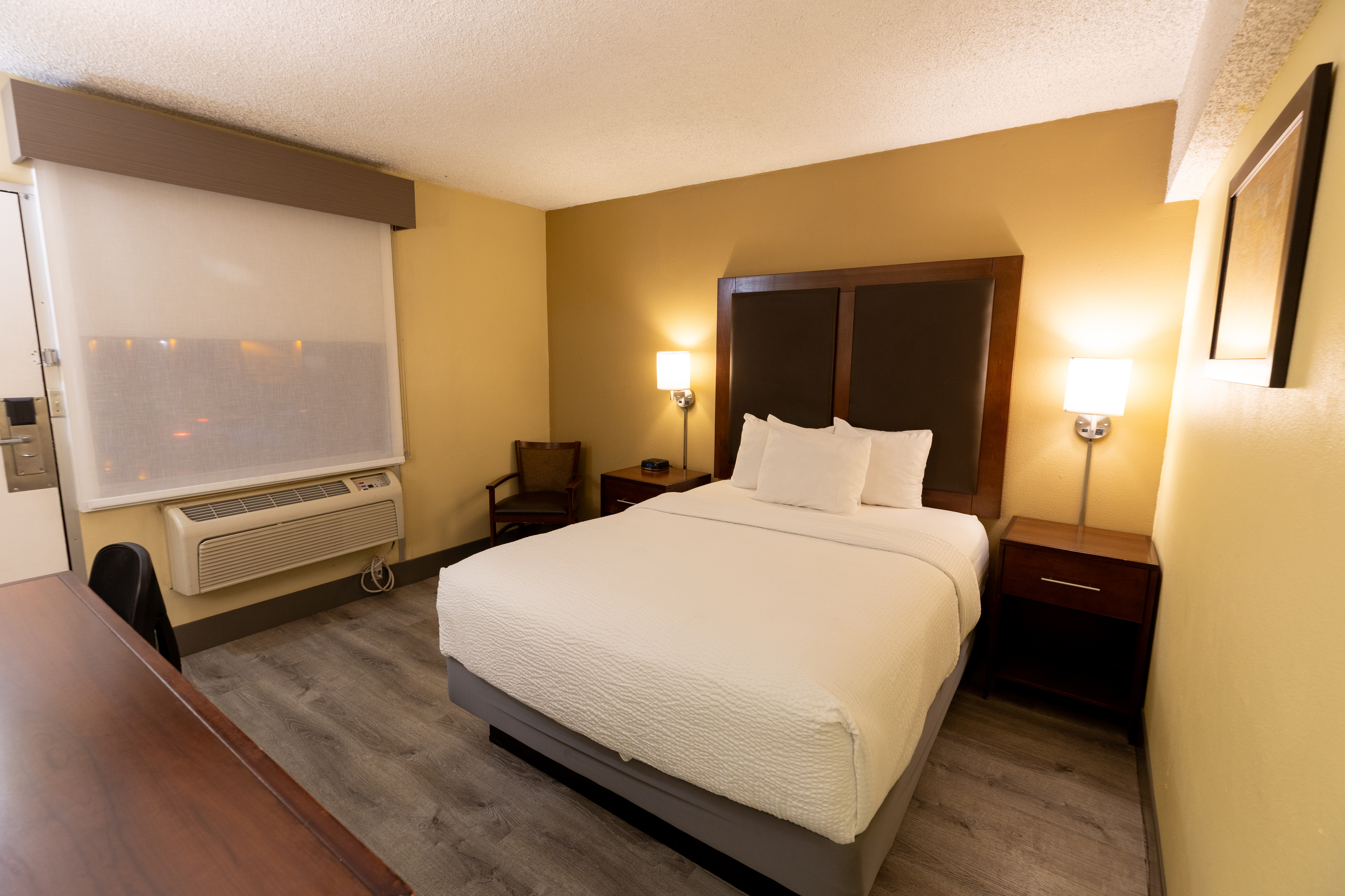 Guest room at the Kings House Motor Hotel, a Dazzler Select by Wyndham in Flagstaff, Arizona