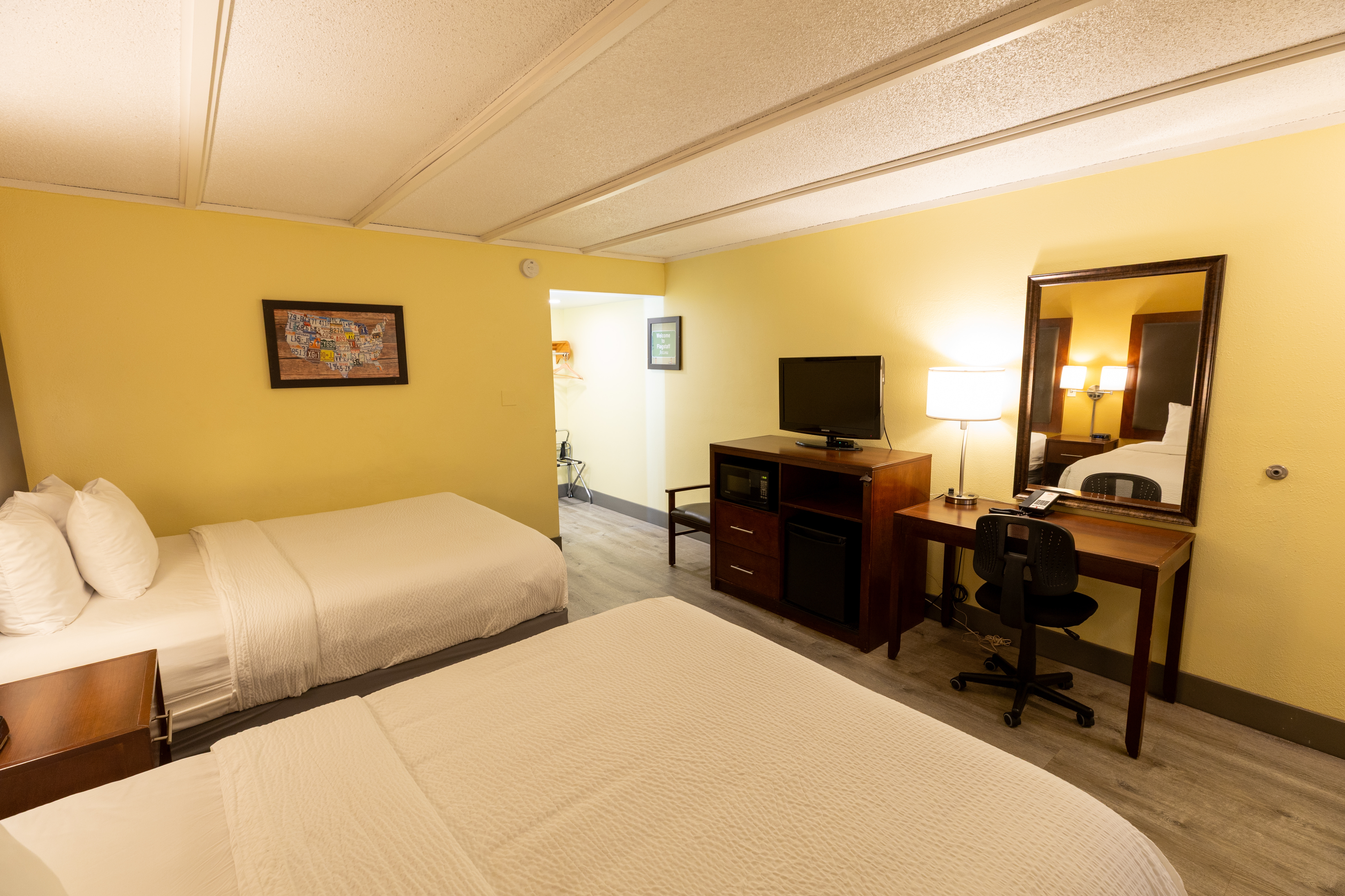 Guest room at the Kings House Motor Hotel, a Dazzler Select by Wyndham in Flagstaff, Arizona