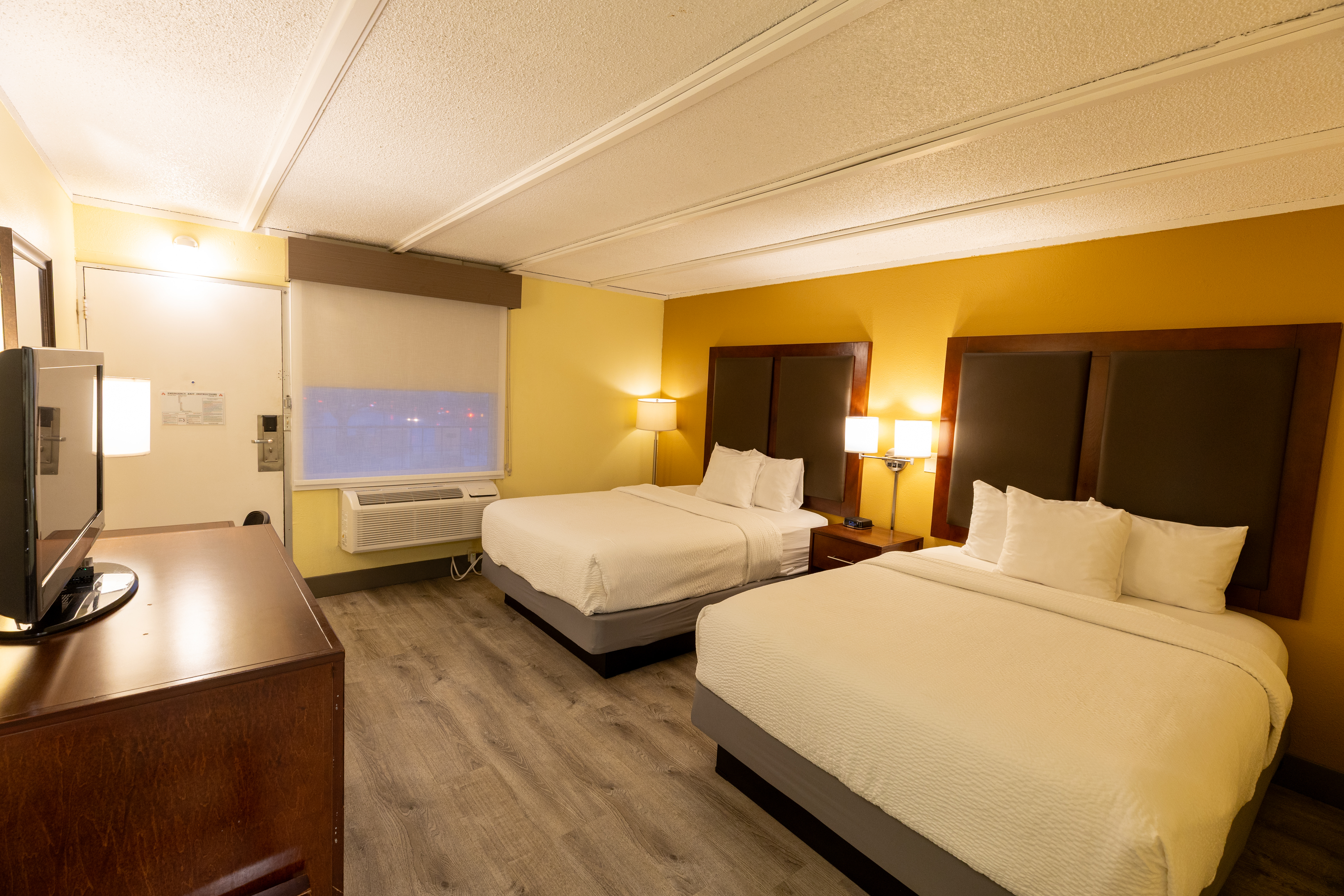 Guest room at the Kings House Motor Hotel, a Dazzler Select by Wyndham in Flagstaff, Arizona