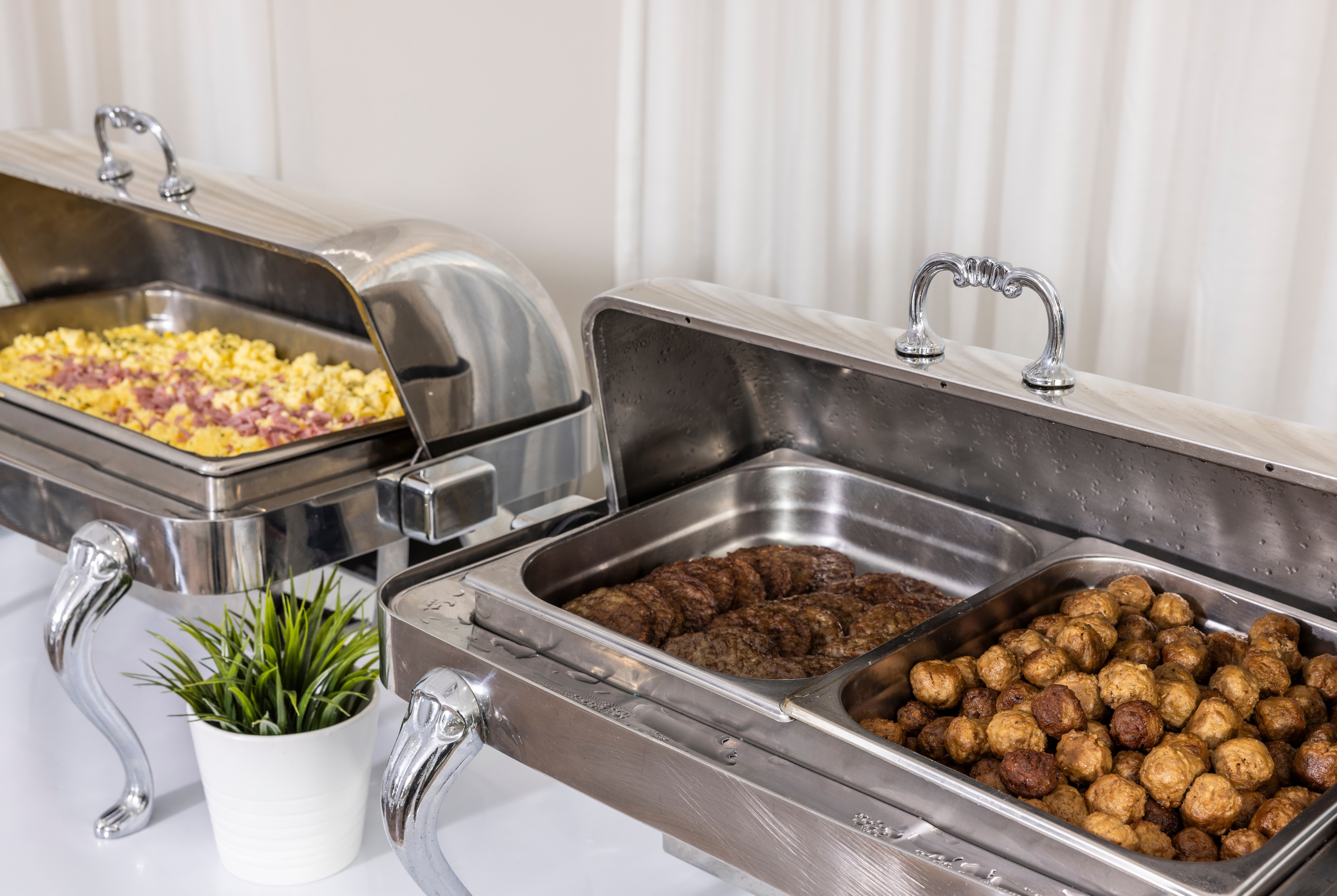 Magic Moment Resort & Kids Club, Dazzler Select by Wyndham restaurant breakfast area close up in Kissimmee, Florida