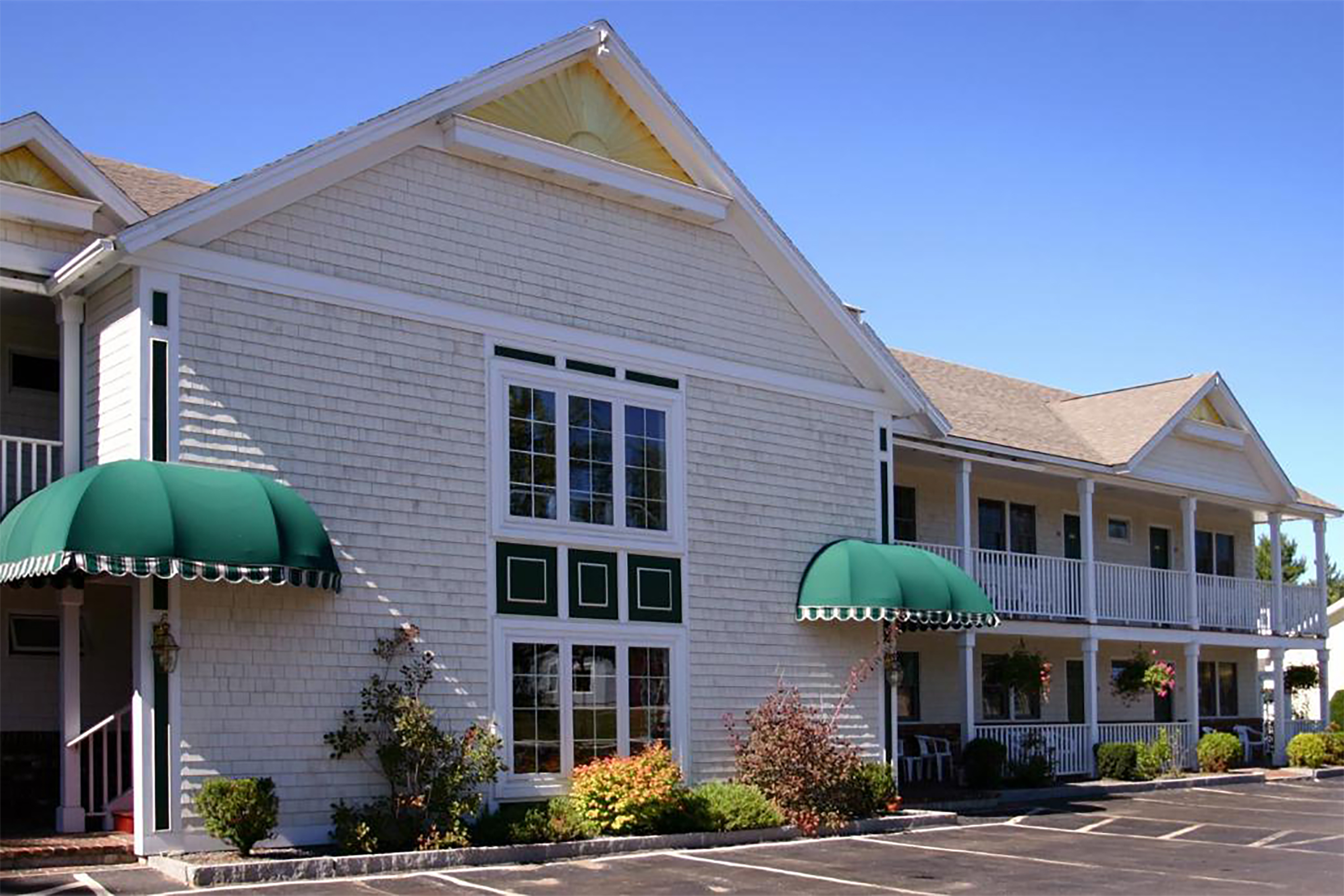 Exterior of Golden Gables Inn, Dazzler Select by Wyndham hotel in North Conway, New Hampshire
