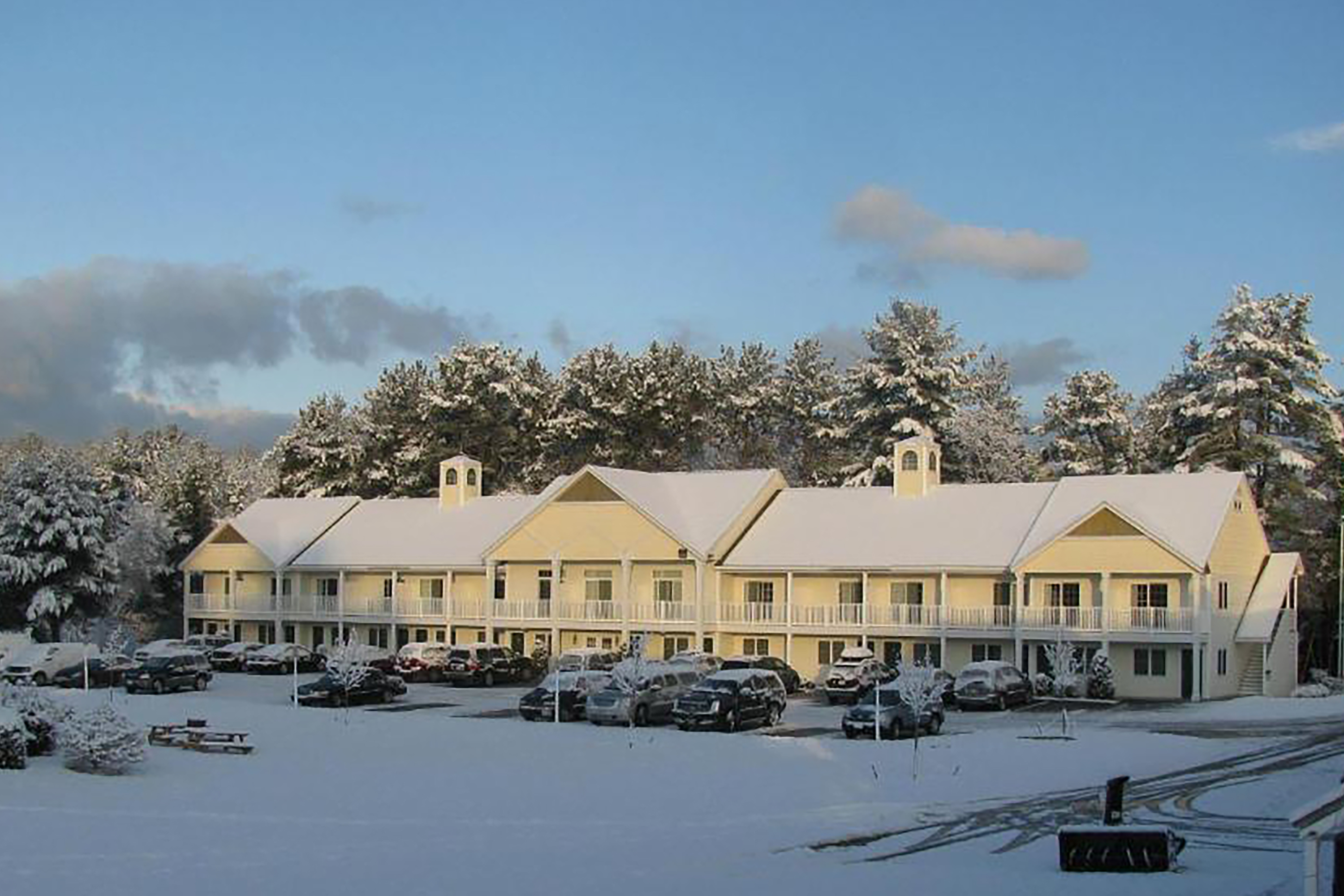 Exterior of Golden Gables Inn, Dazzler Select by Wyndham hotel in North Conway, New Hampshire