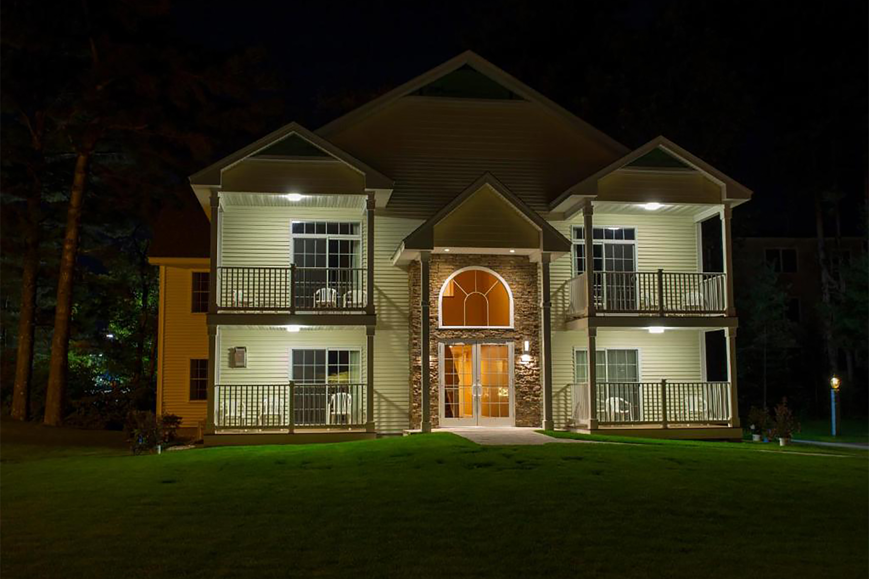 Exterior of Golden Gables Inn, Dazzler Select by Wyndham hotel in North Conway, New Hampshire