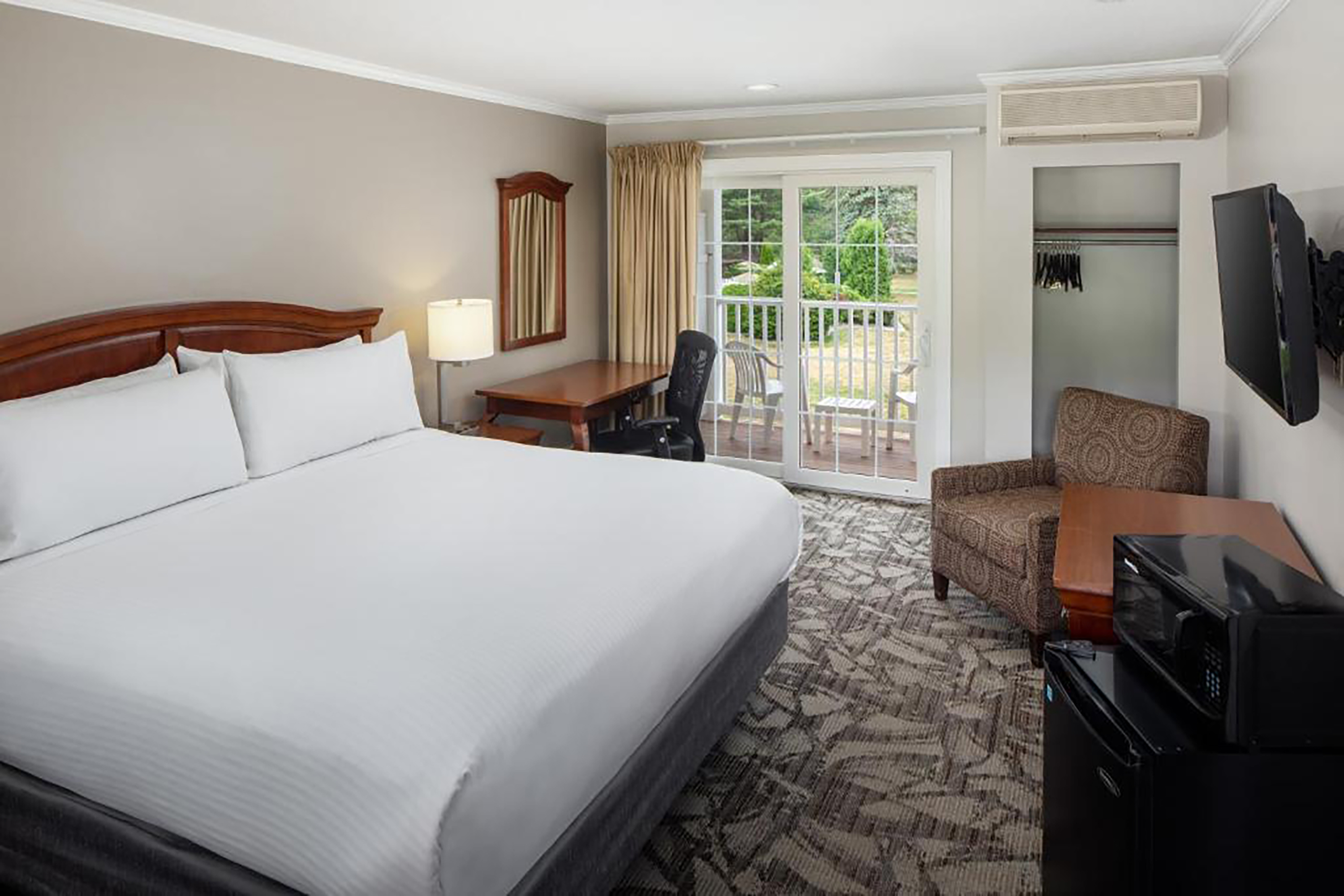 Guest room at the Golden Gables Inn, Dazzler Select by Wyndham in North Conway, New Hampshire