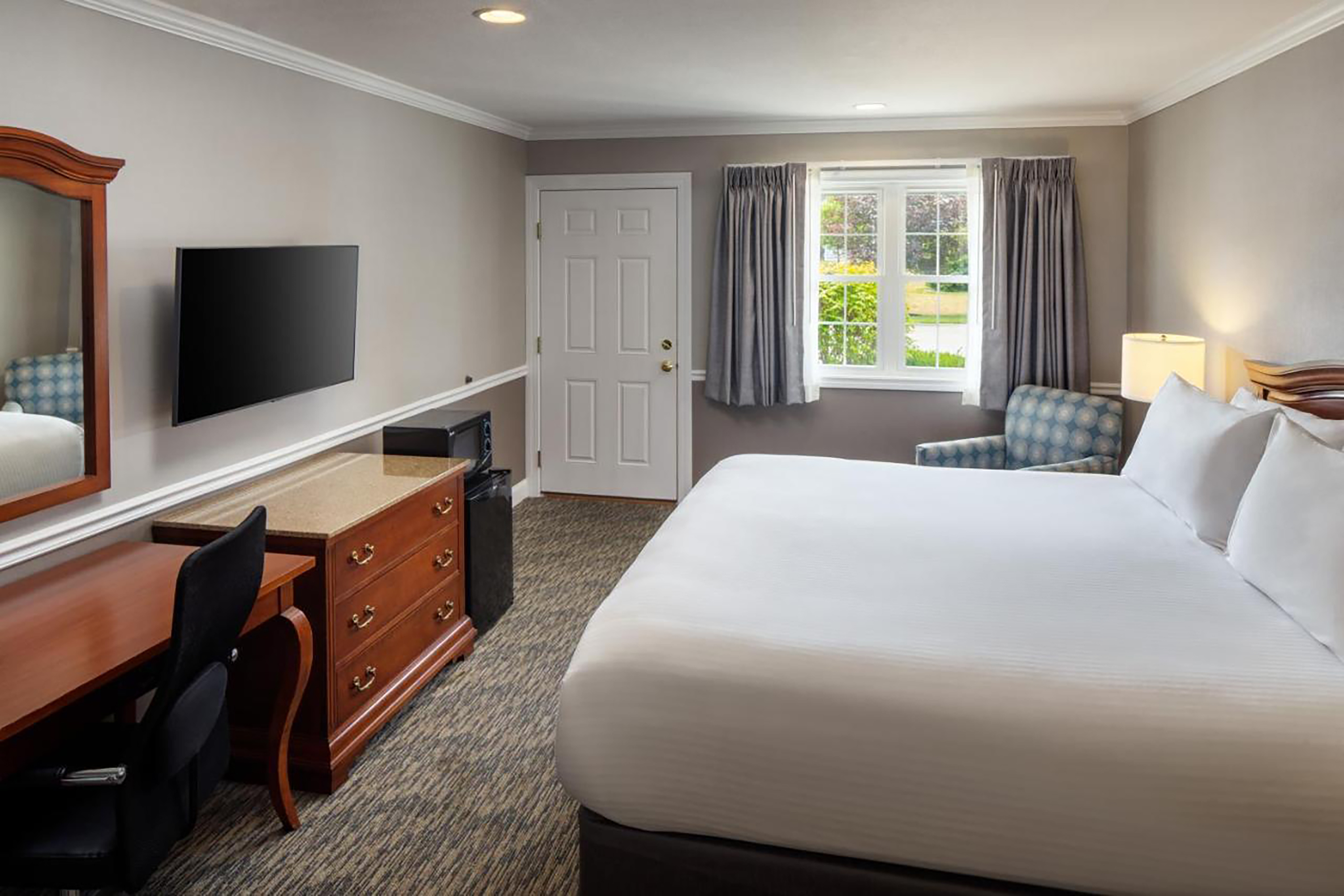 Guest room at the Golden Gables Inn, Dazzler Select by Wyndham in North Conway, New Hampshire