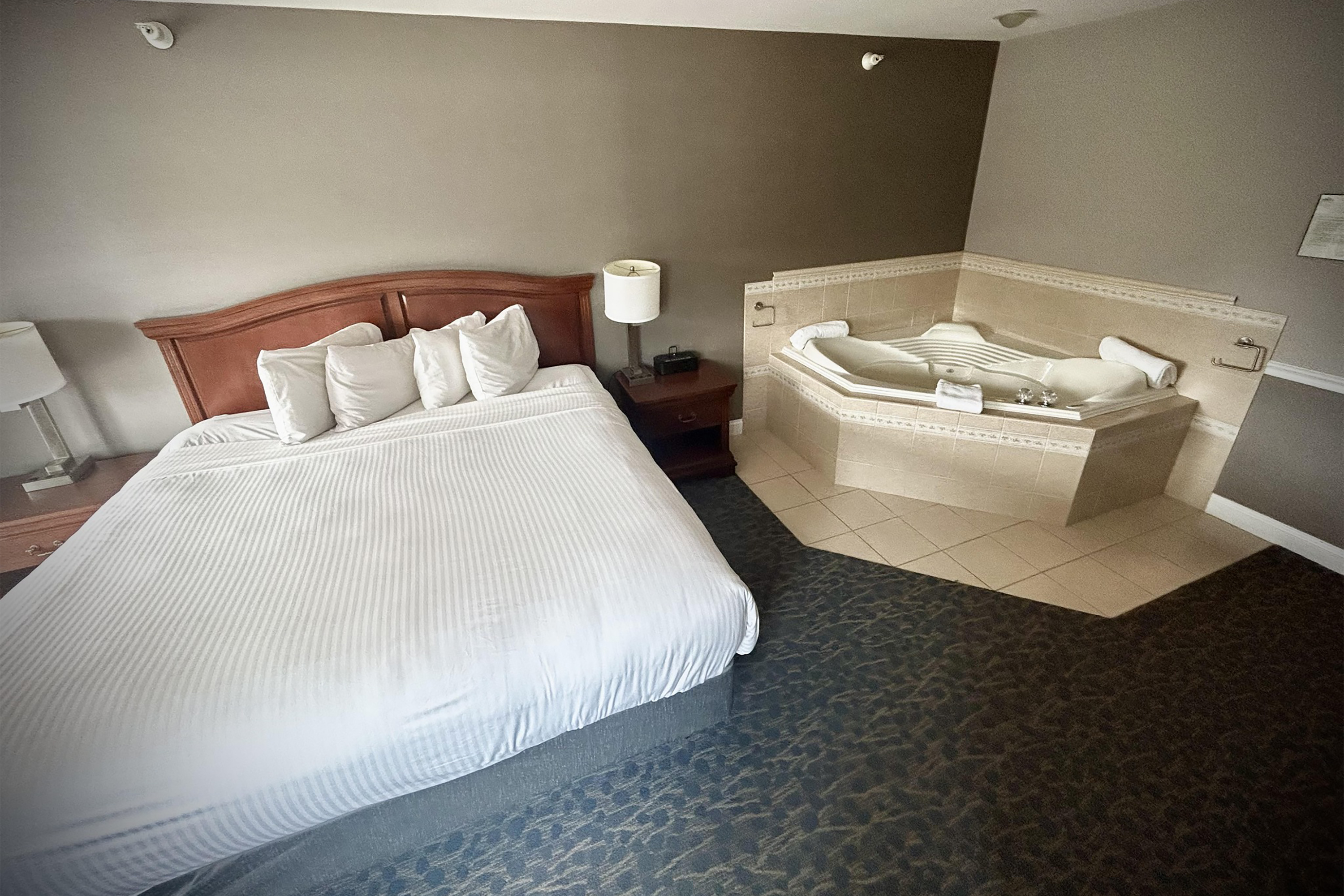 Guest room at the Golden Gables Inn, Dazzler Select by Wyndham in North Conway, New Hampshire