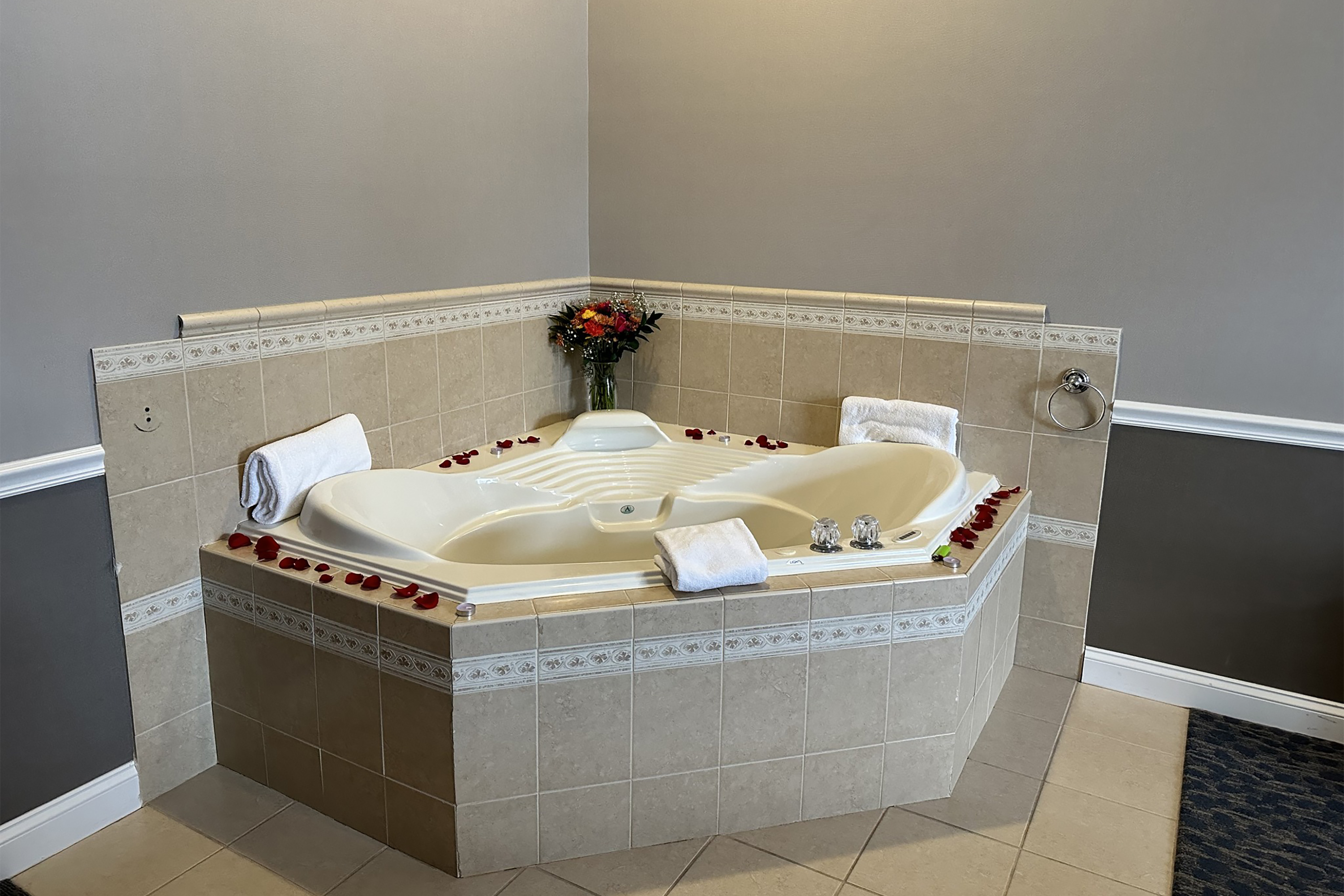 Guest room at the Golden Gables Inn, Dazzler Select by Wyndham in North Conway, New Hampshire