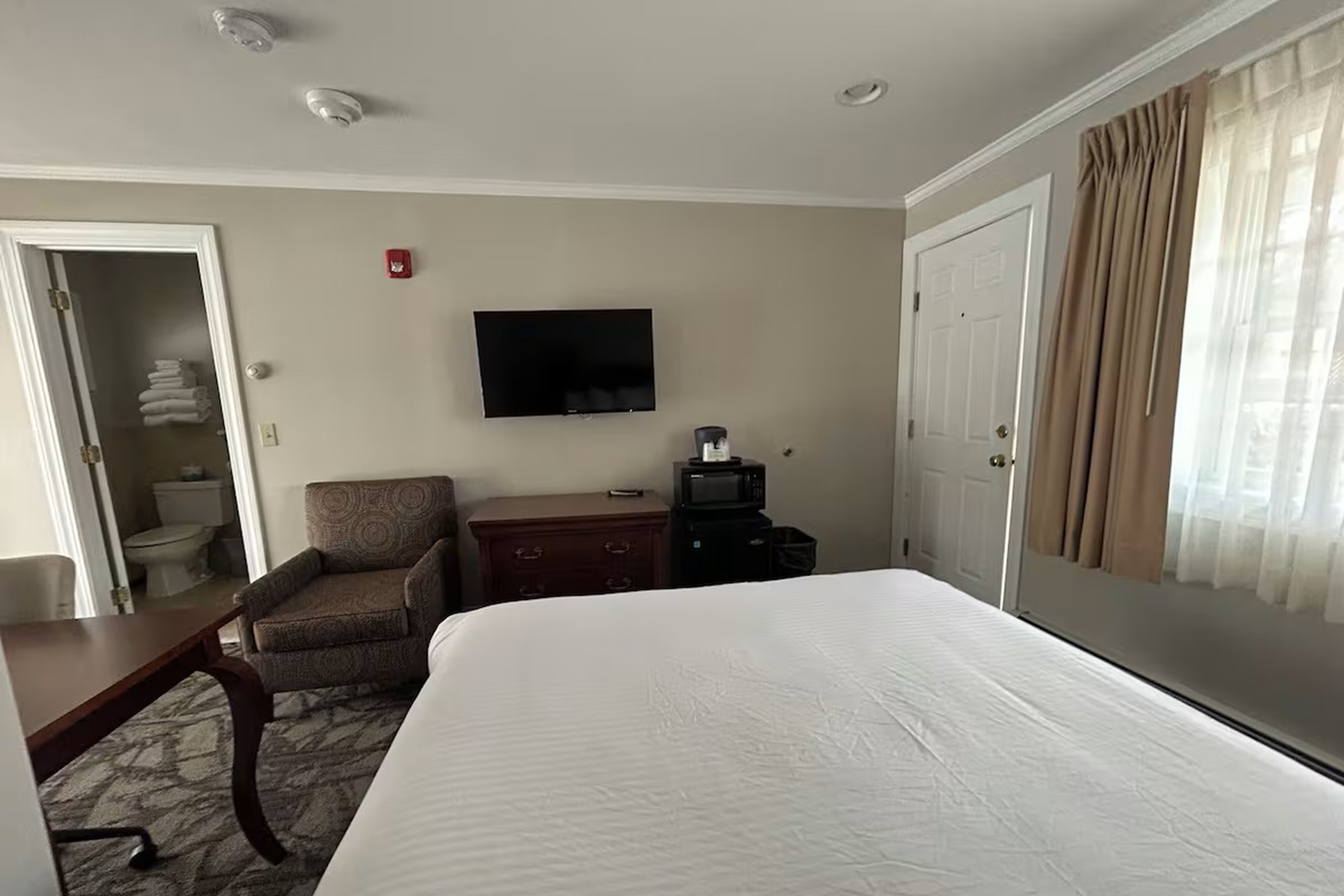 Guest room at the Golden Gables Inn, Dazzler Select by Wyndham in North Conway, New Hampshire