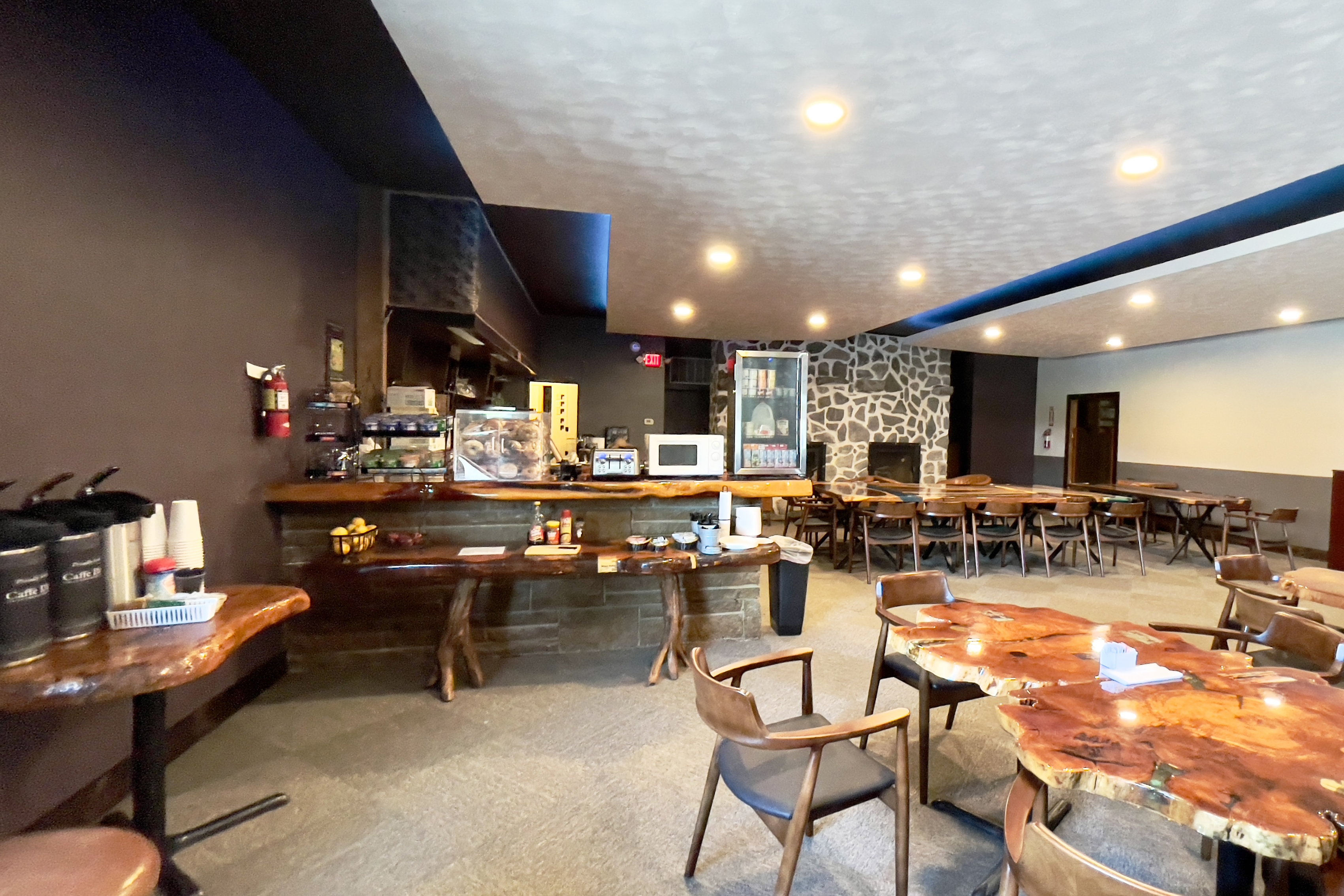 Soap Lake Resort, a Dazzler Select by Wyndham restaurant breakfast area with seating in Soap Lake, Washington