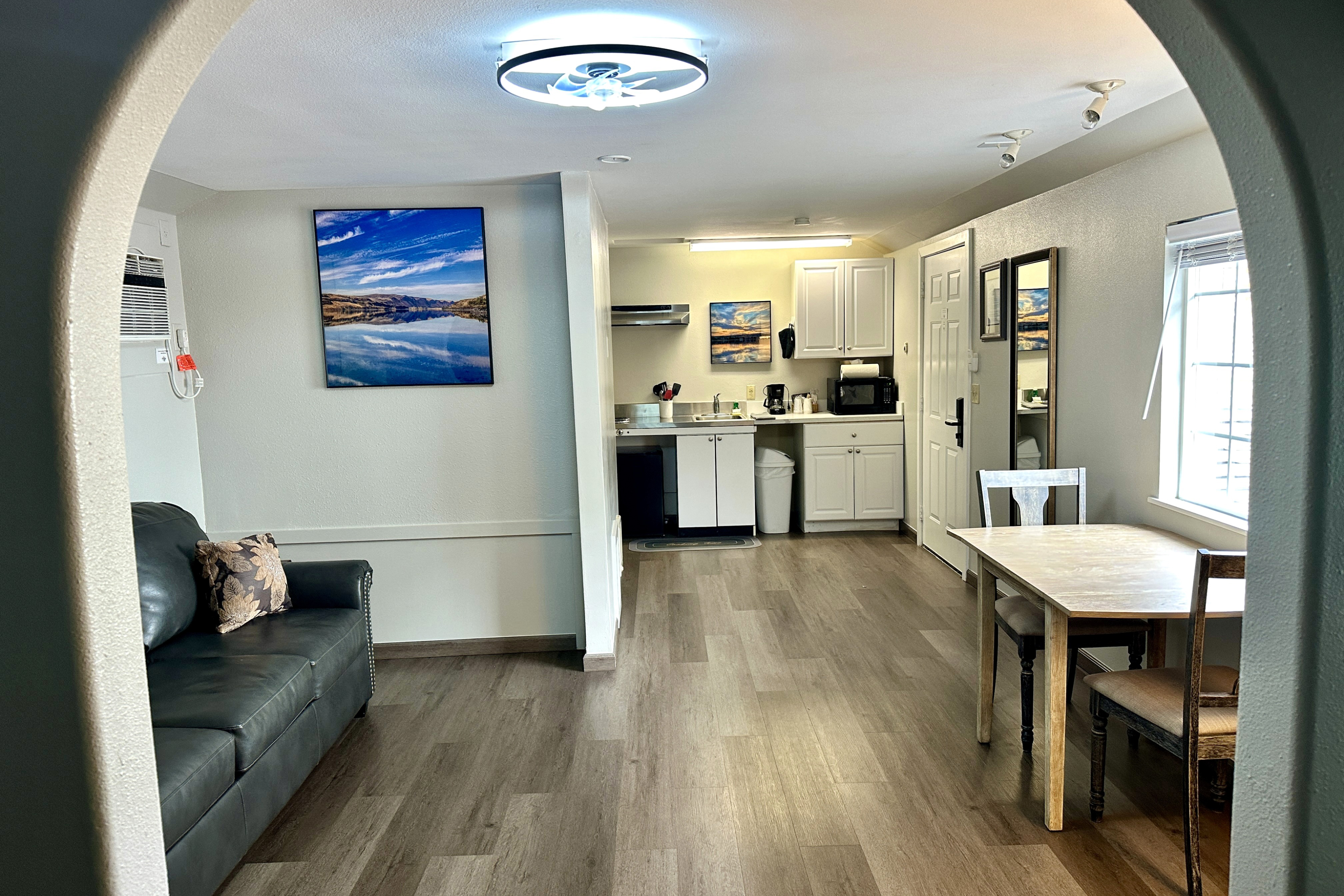 Guest room at the Soap Lake Resort, a Dazzler Select by Wyndham in Soap Lake, Washington