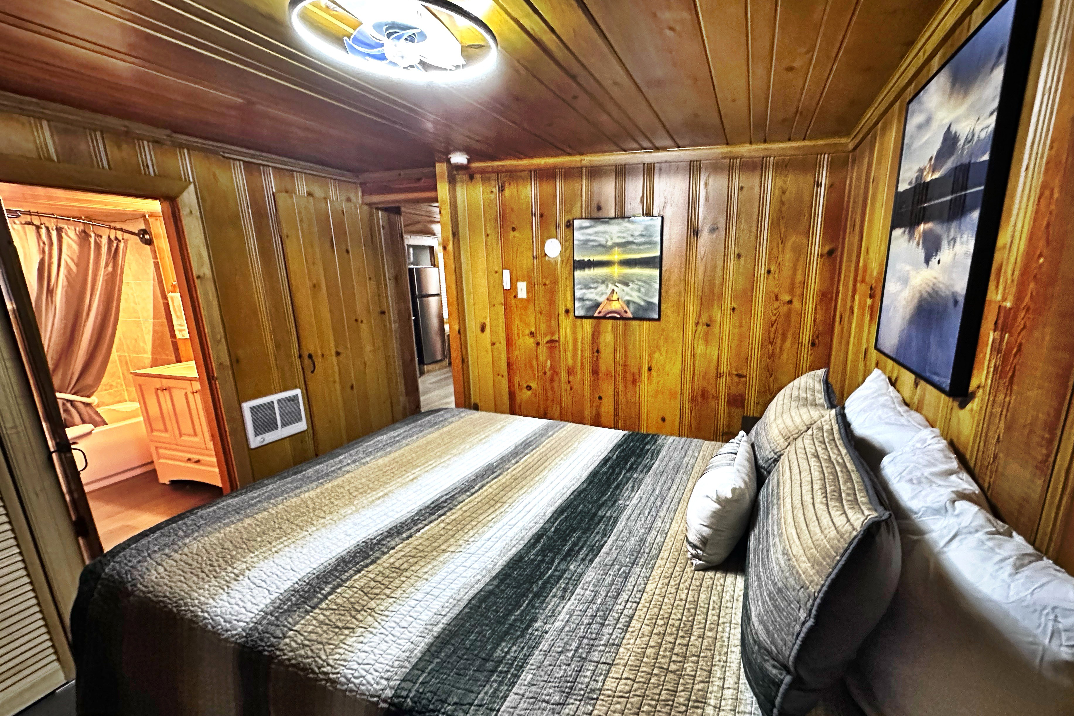 Guest room at the Soap Lake Resort, a Dazzler Select by Wyndham in Soap Lake, Washington