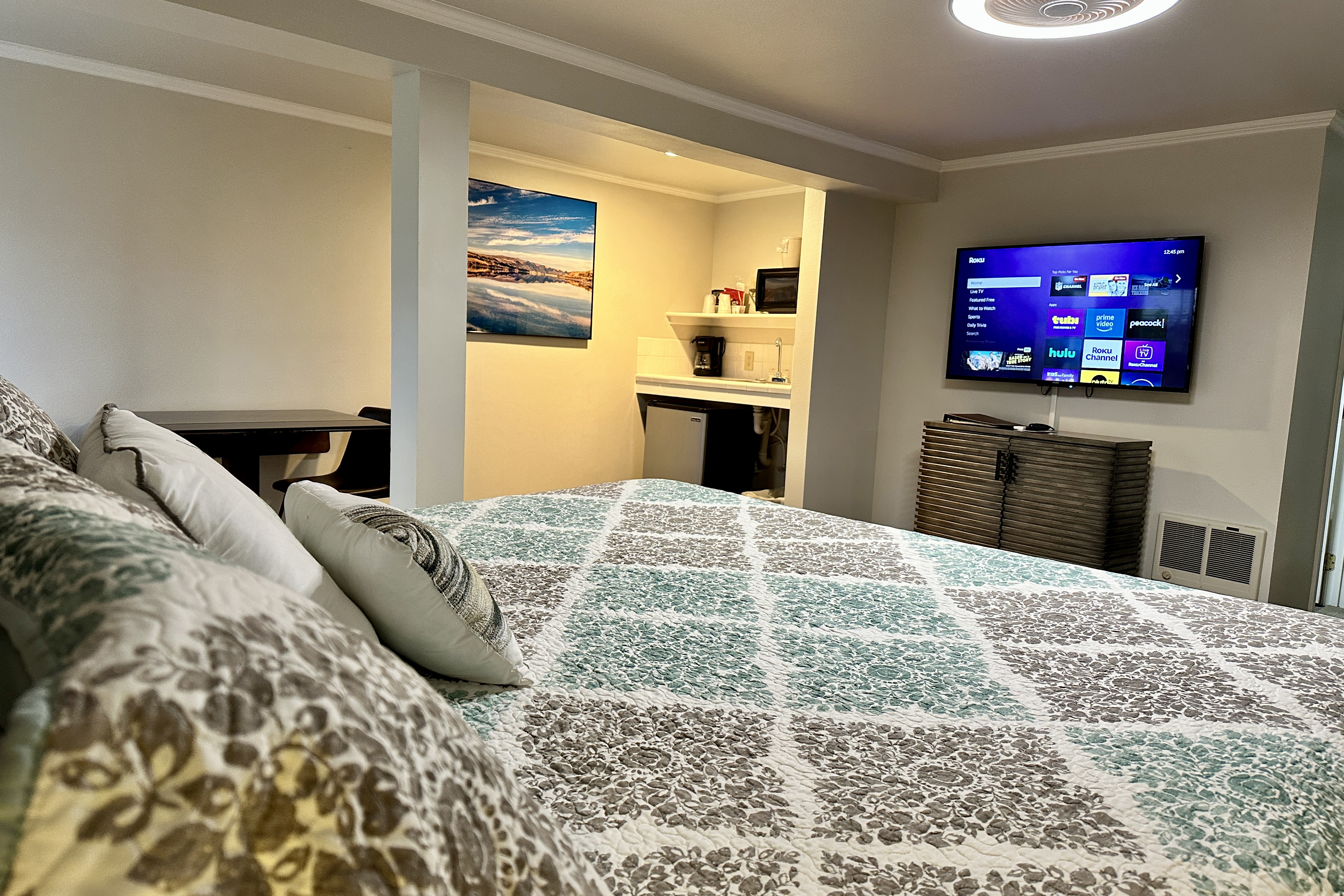 Guest room at the Soap Lake Resort, a Dazzler Select by Wyndham in Soap Lake, Washington