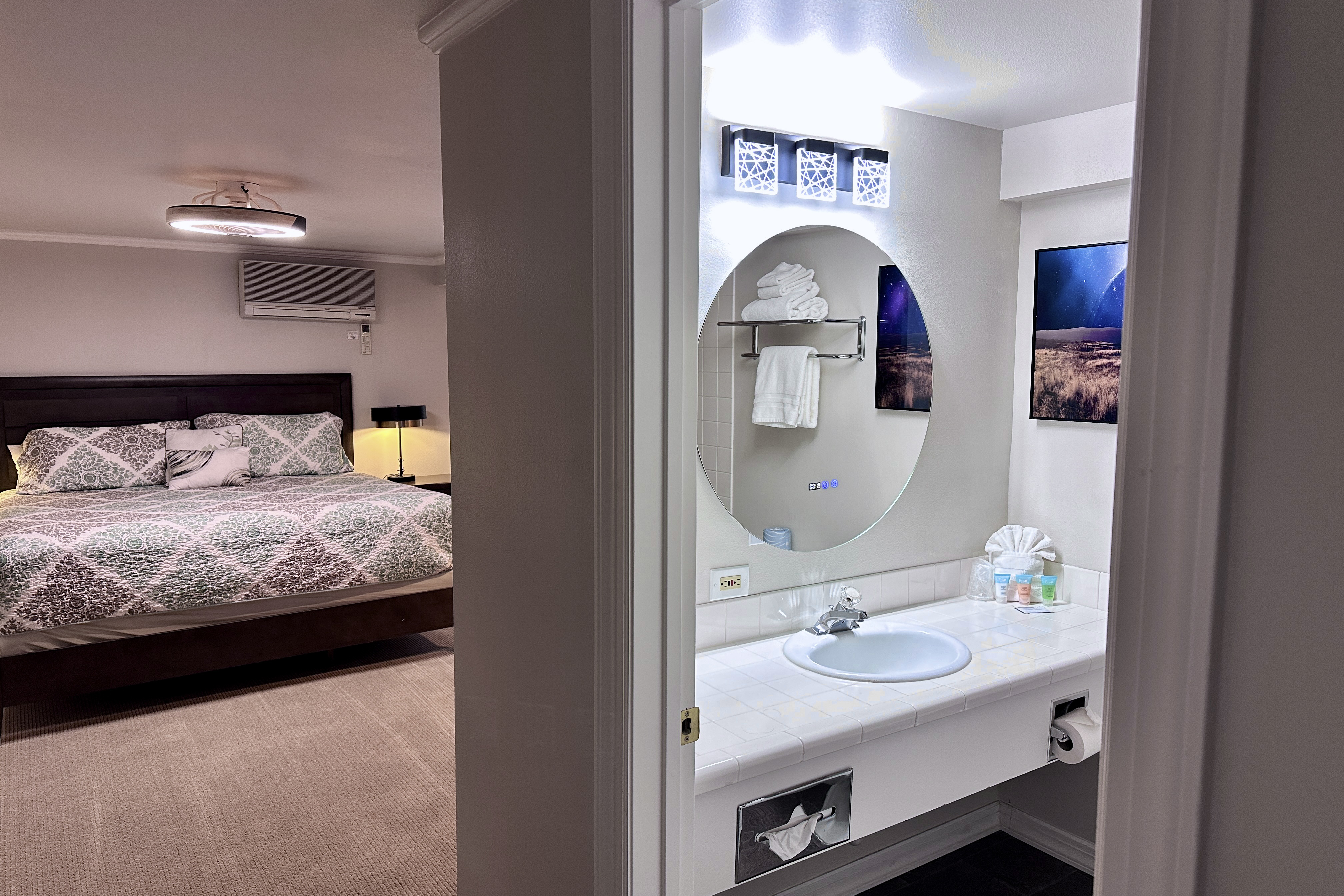 Guest room at the Soap Lake Resort, a Dazzler Select by Wyndham in Soap Lake, Washington