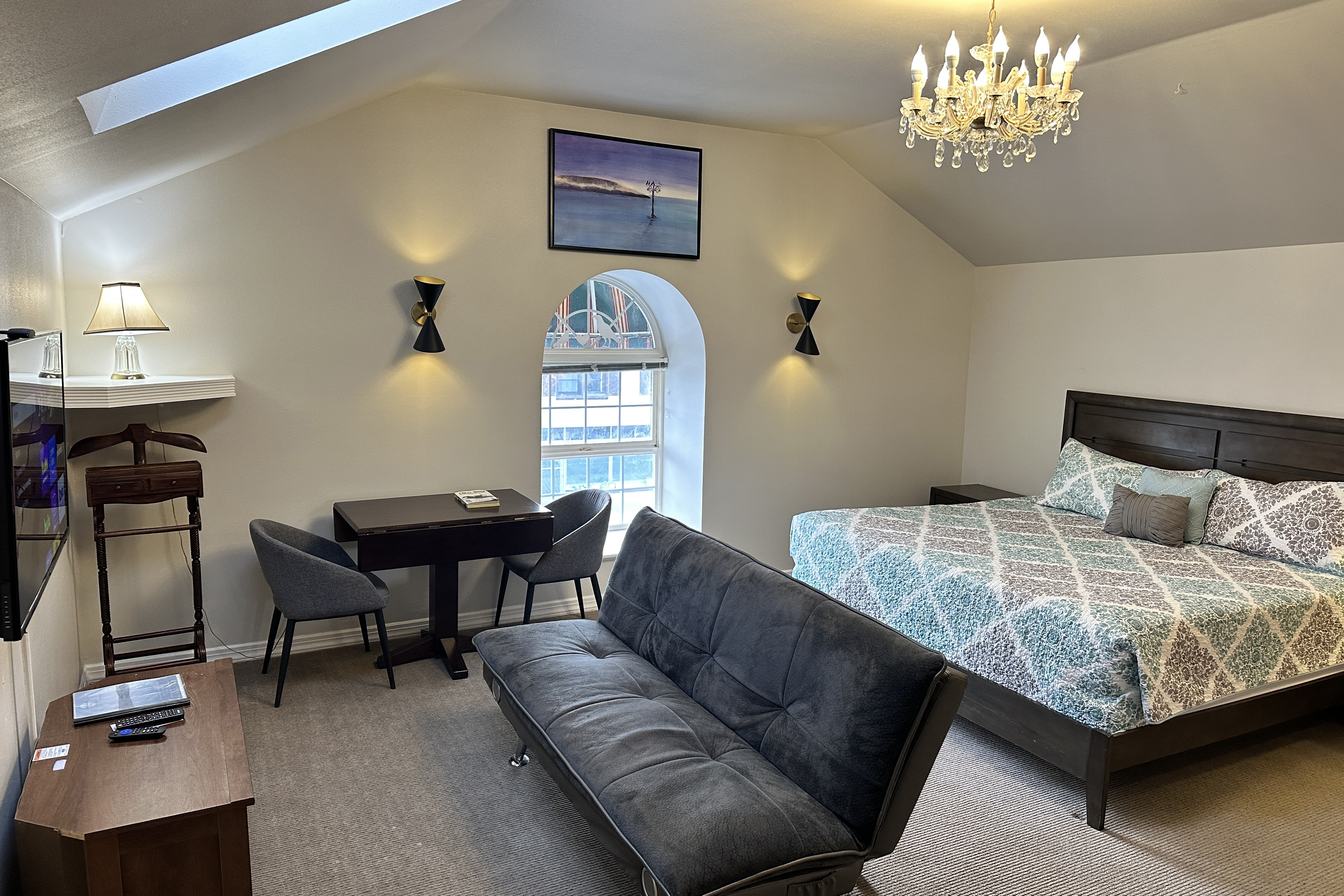 Guest room at the Soap Lake Resort, a Dazzler Select by Wyndham in Soap Lake, Washington