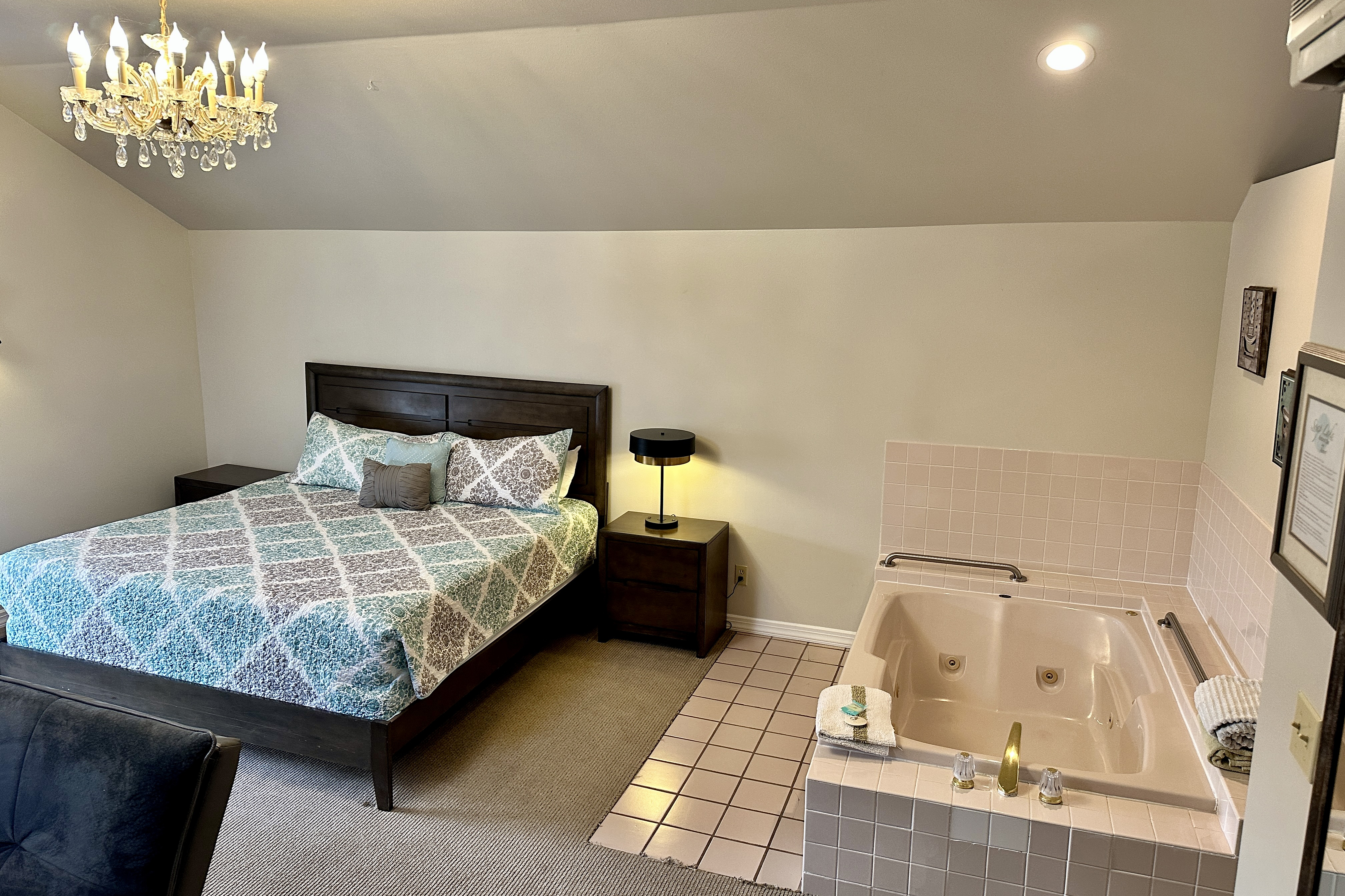 Guest room at the Soap Lake Resort, a Dazzler Select by Wyndham in Soap Lake, Washington