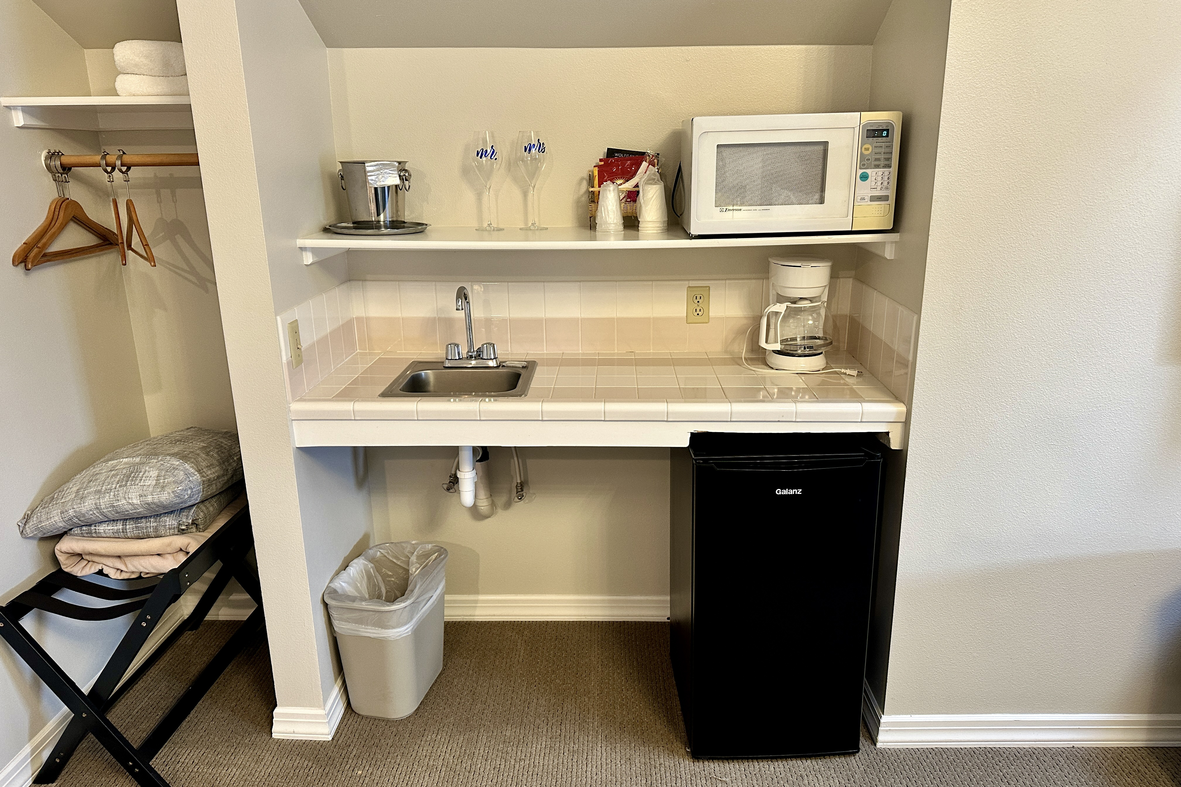 Guest room at the Soap Lake Resort, a Dazzler Select by Wyndham in Soap Lake, Washington
